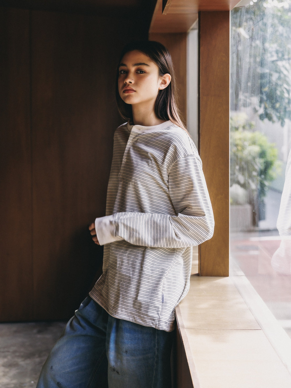 【10.14 WED 20:00- IN STOCK】 MICRO STRIPE HENLEY NECK L/S T-SHIRT WITH DRAWSTRINGS (IVORY)