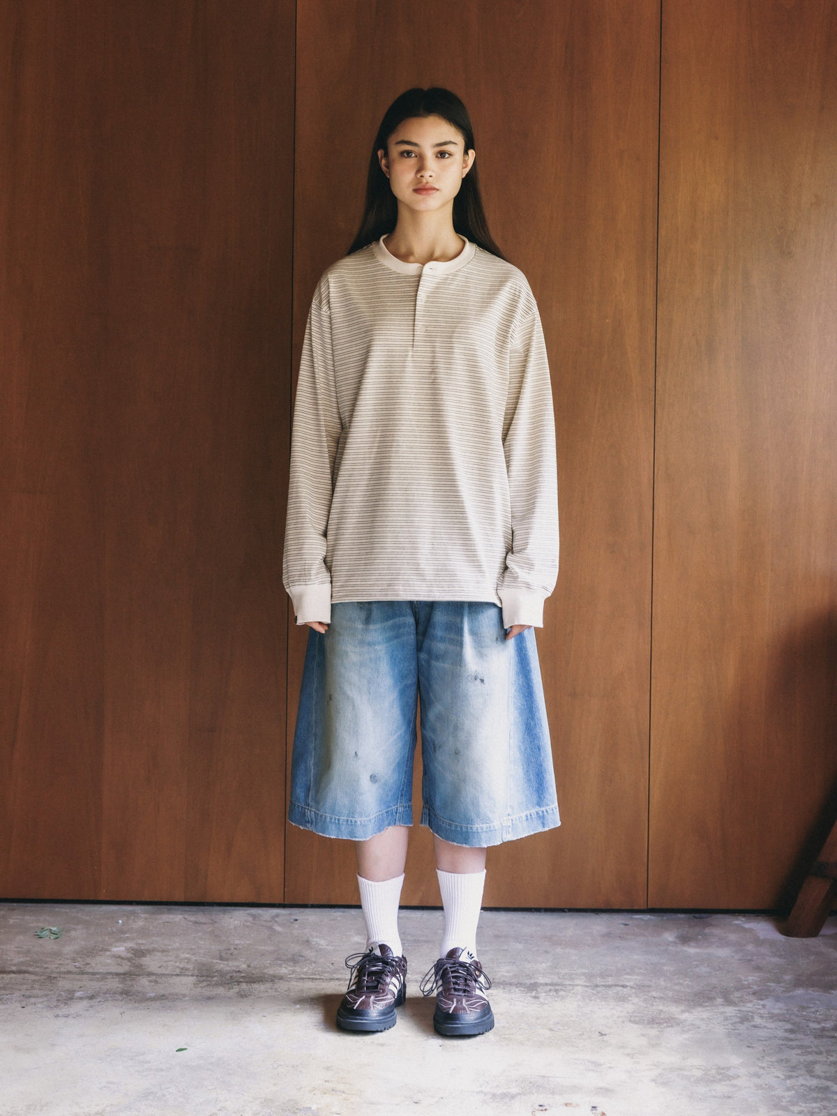 【10.14 WED 20:00- IN STOCK】 MICRO STRIPE HENLEY NECK L/S T-SHIRT WITH DRAWSTRINGS (IVORY)
