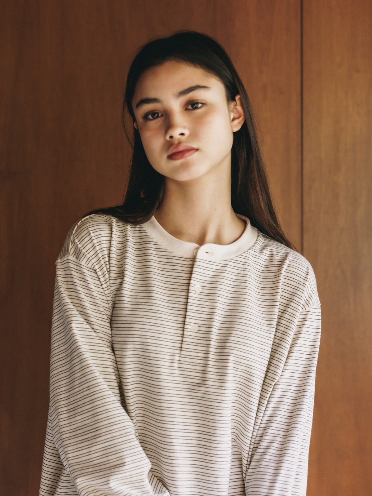 【10.14 WED 20:00- IN STOCK】 MICRO STRIPE HENLEY NECK L/S T-SHIRT WITH DRAWSTRINGS (IVORY)