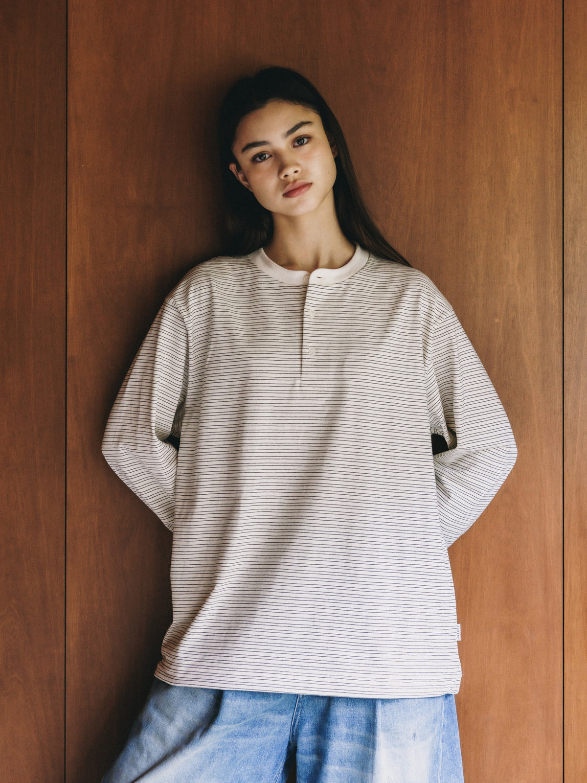 【10.14 WED 20:00- IN STOCK】 MICRO STRIPE HENLEY NECK L/S T-SHIRT WITH DRAWSTRINGS (IVORY)