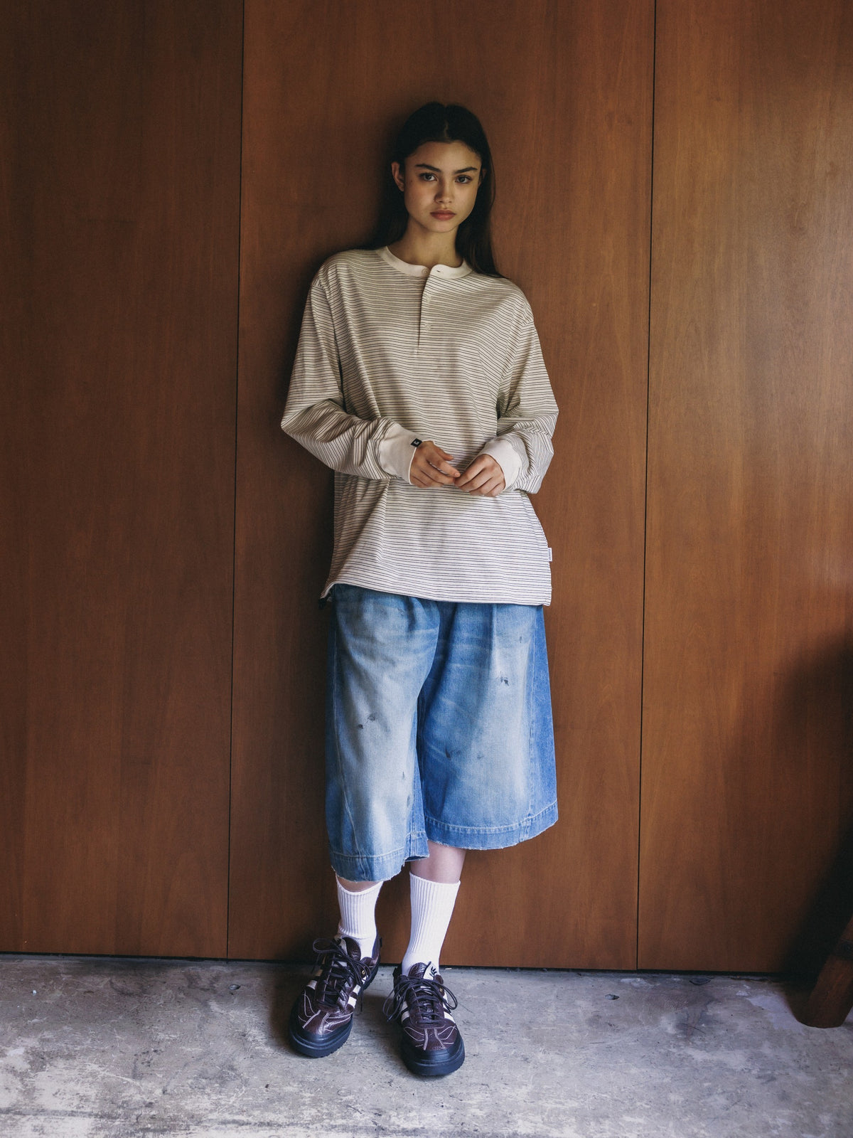 【10.14 WED 20:00- IN STOCK】 MICRO STRIPE HENLEY NECK L/S T-SHIRT WITH DRAWSTRINGS (IVORY)