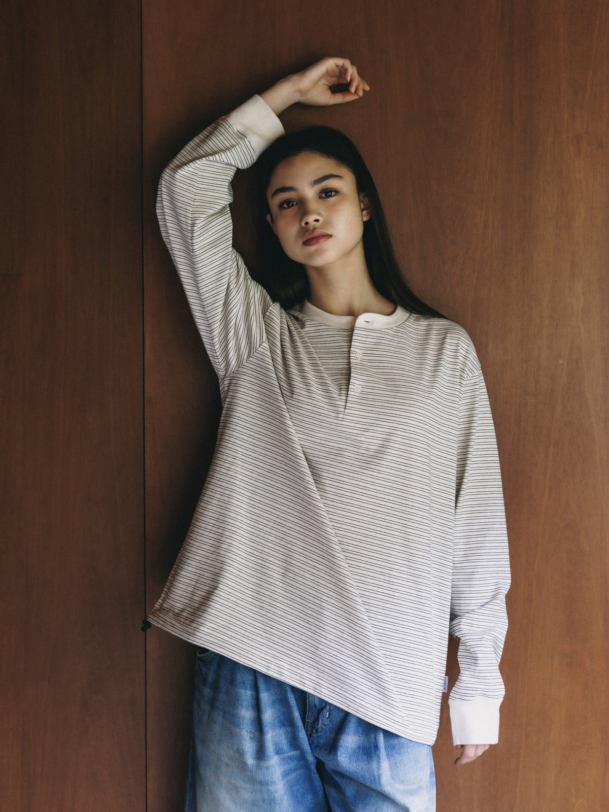 【10.14 WED 20:00- IN STOCK】 MICRO STRIPE HENLEY NECK L/S T-SHIRT WITH DRAWSTRINGS (IVORY)
