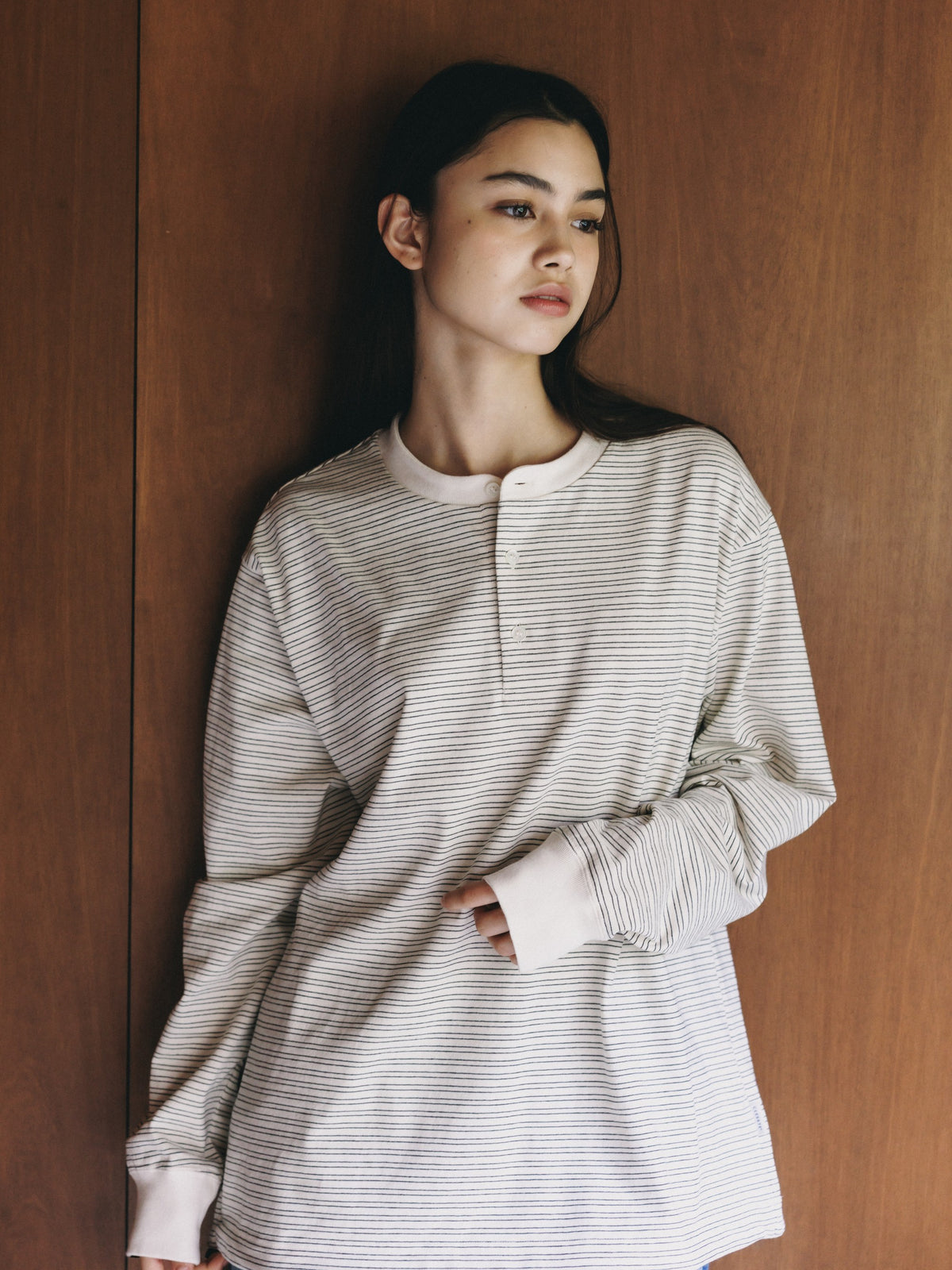【10.14 WED 20:00- IN STOCK】 MICRO STRIPE HENLEY NECK L/S T-SHIRT WITH DRAWSTRINGS (IVORY)