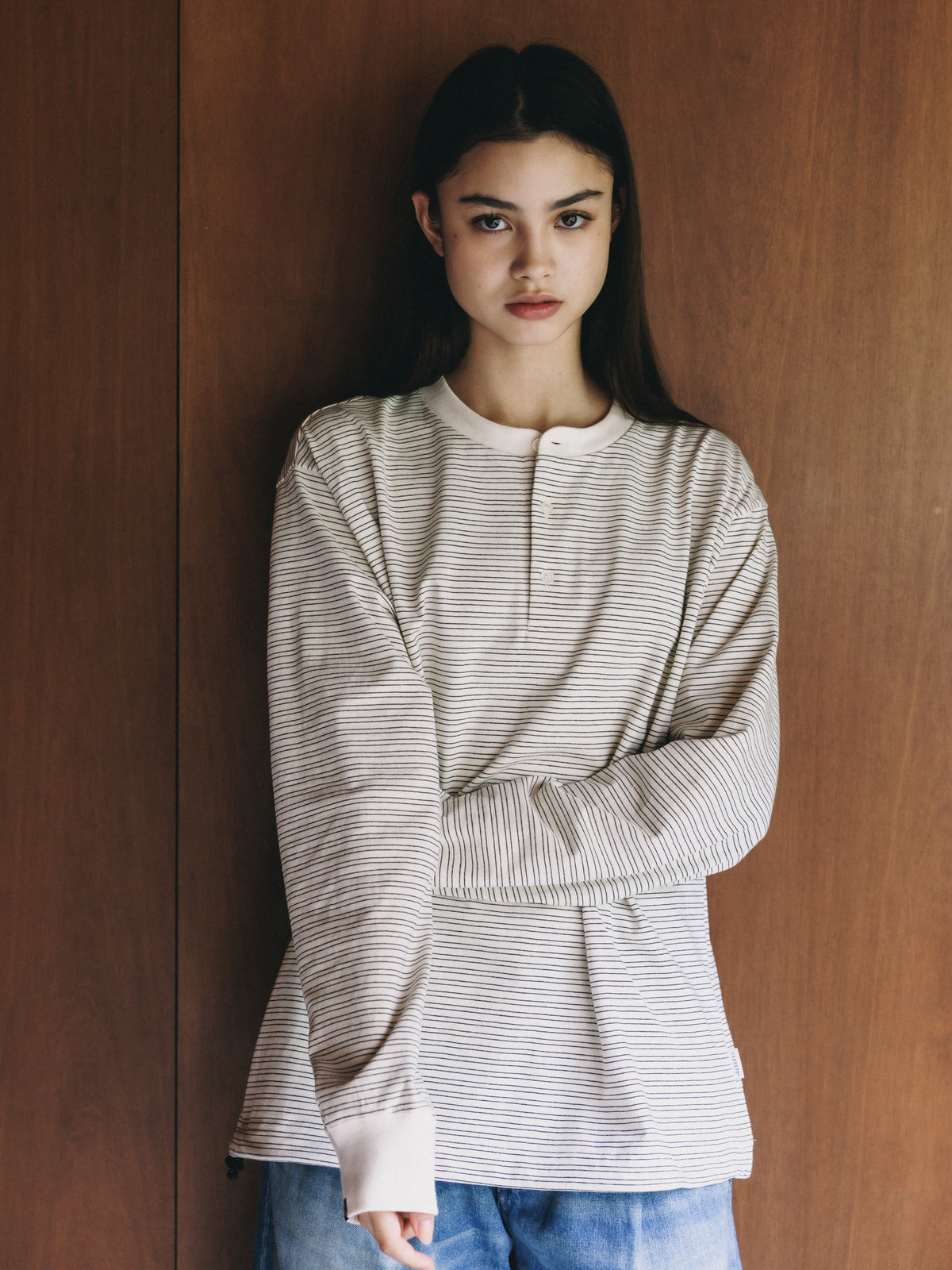【10.14 WED 20:00- IN STOCK】 MICRO STRIPE HENLEY NECK L/S T-SHIRT WITH DRAWSTRINGS (IVORY)