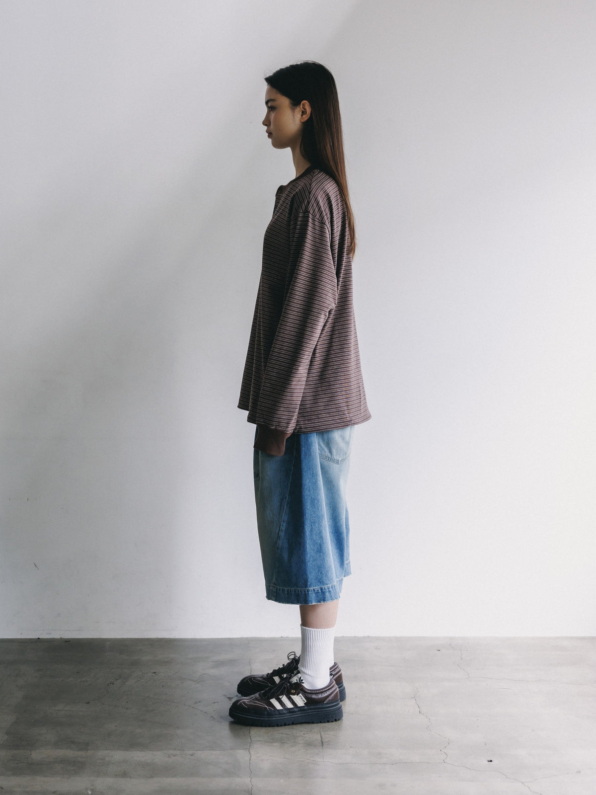 【10.14 WED 20:00- IN STOCK】 MICRO STRIPE HENLEY NECK L/S T-SHIRT WITH DRAWSTRINGS (BROWN)