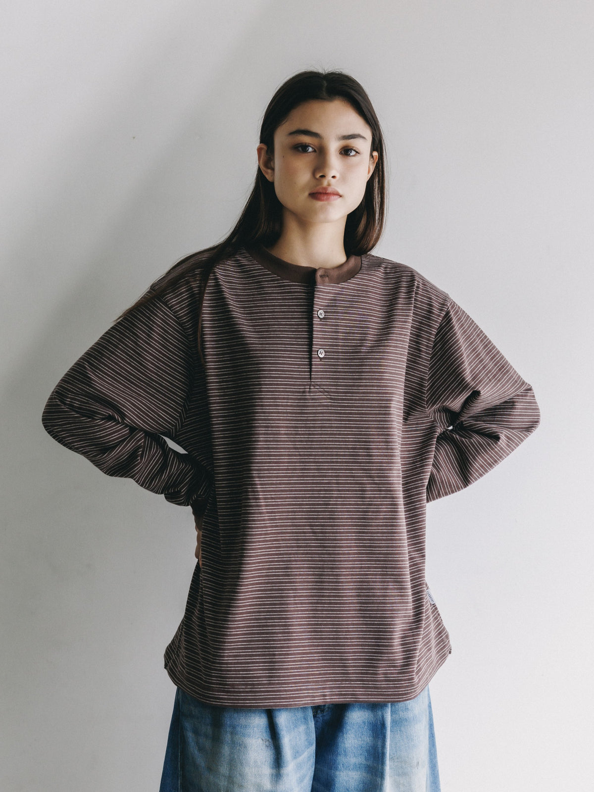 【10.14 WED 20:00- IN STOCK】 MICRO STRIPE HENLEY NECK L/S T-SHIRT WITH DRAWSTRINGS (BROWN)