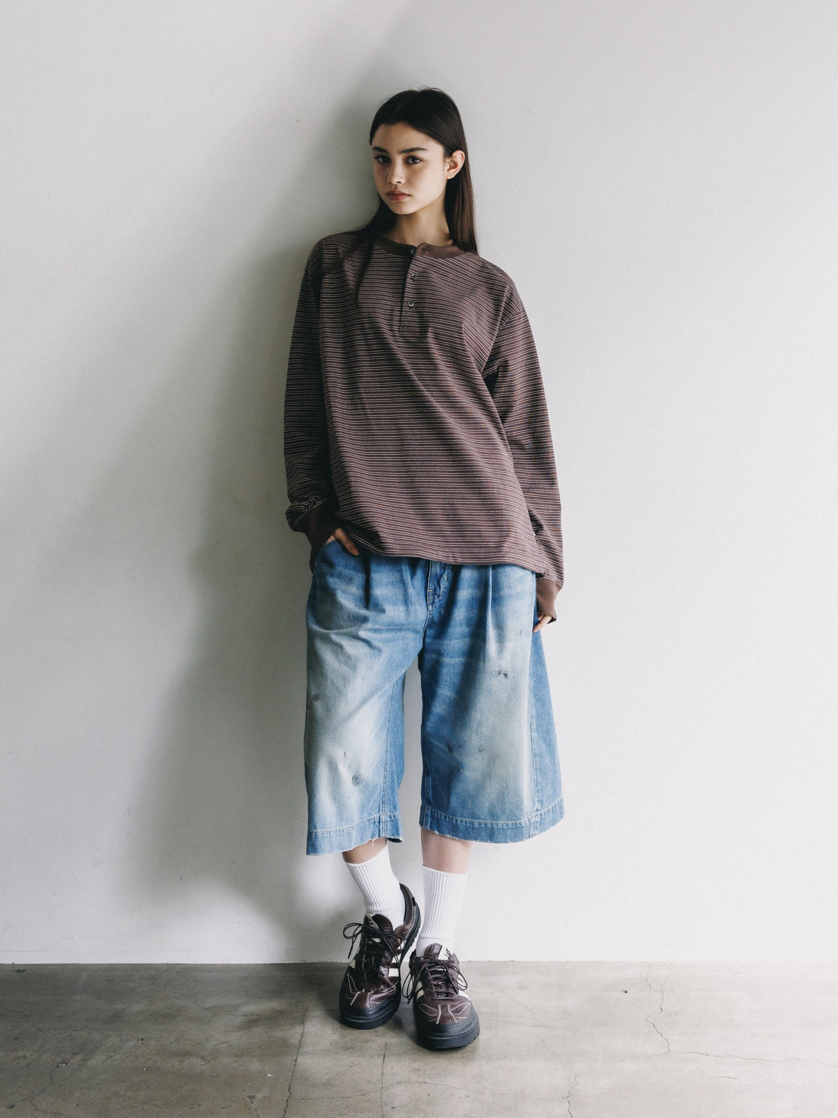 【10.14 WED 20:00- IN STOCK】 MICRO STRIPE HENLEY NECK L/S T-SHIRT WITH DRAWSTRINGS (BROWN)