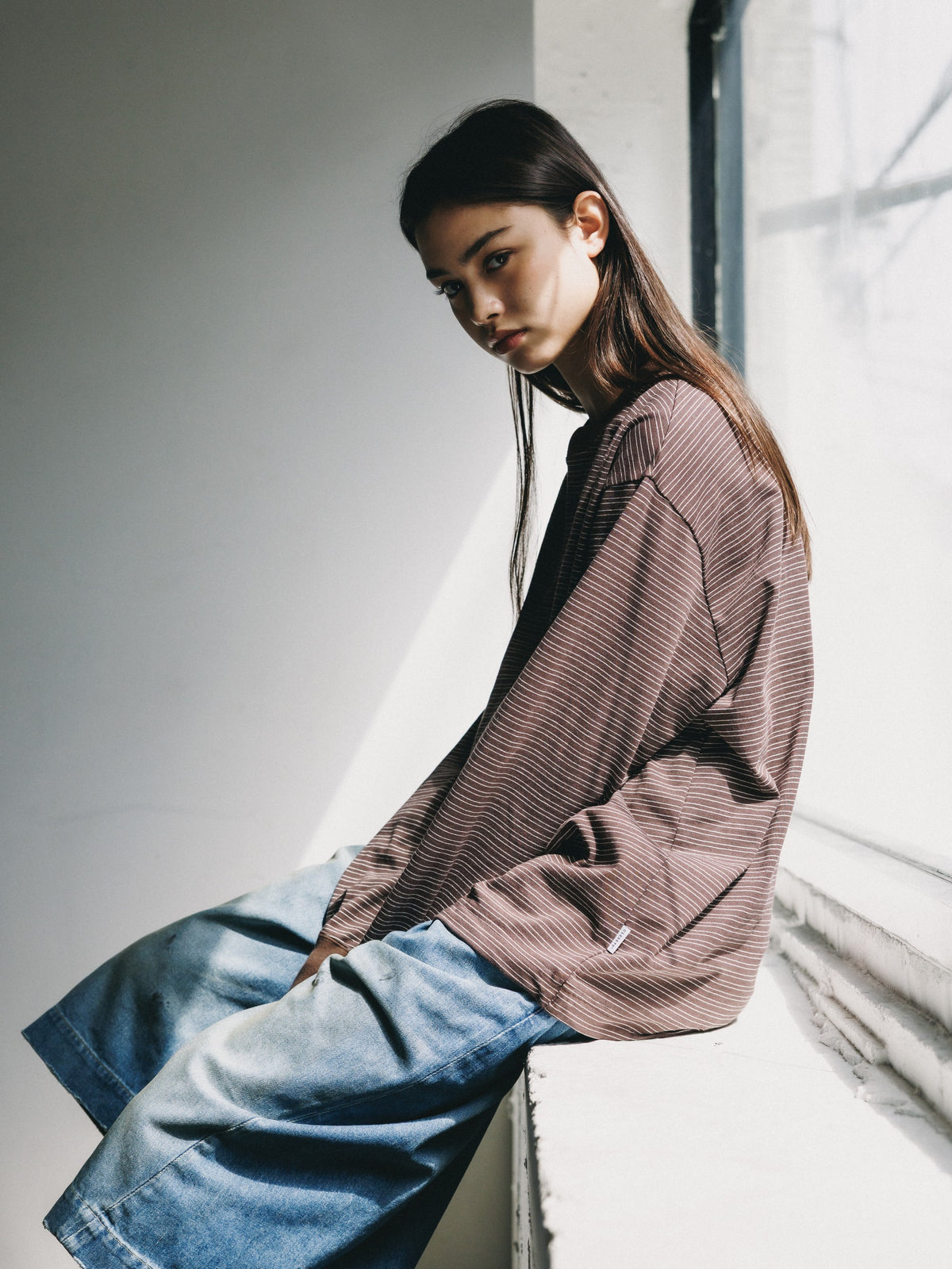 【10.14 WED 20:00- IN STOCK】 MICRO STRIPE HENLEY NECK L/S T-SHIRT WITH DRAWSTRINGS (BROWN)