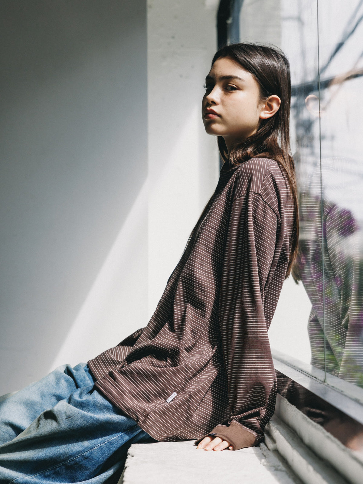 【10.14 WED 20:00- IN STOCK】 MICRO STRIPE HENLEY NECK L/S T-SHIRT WITH DRAWSTRINGS (BROWN)