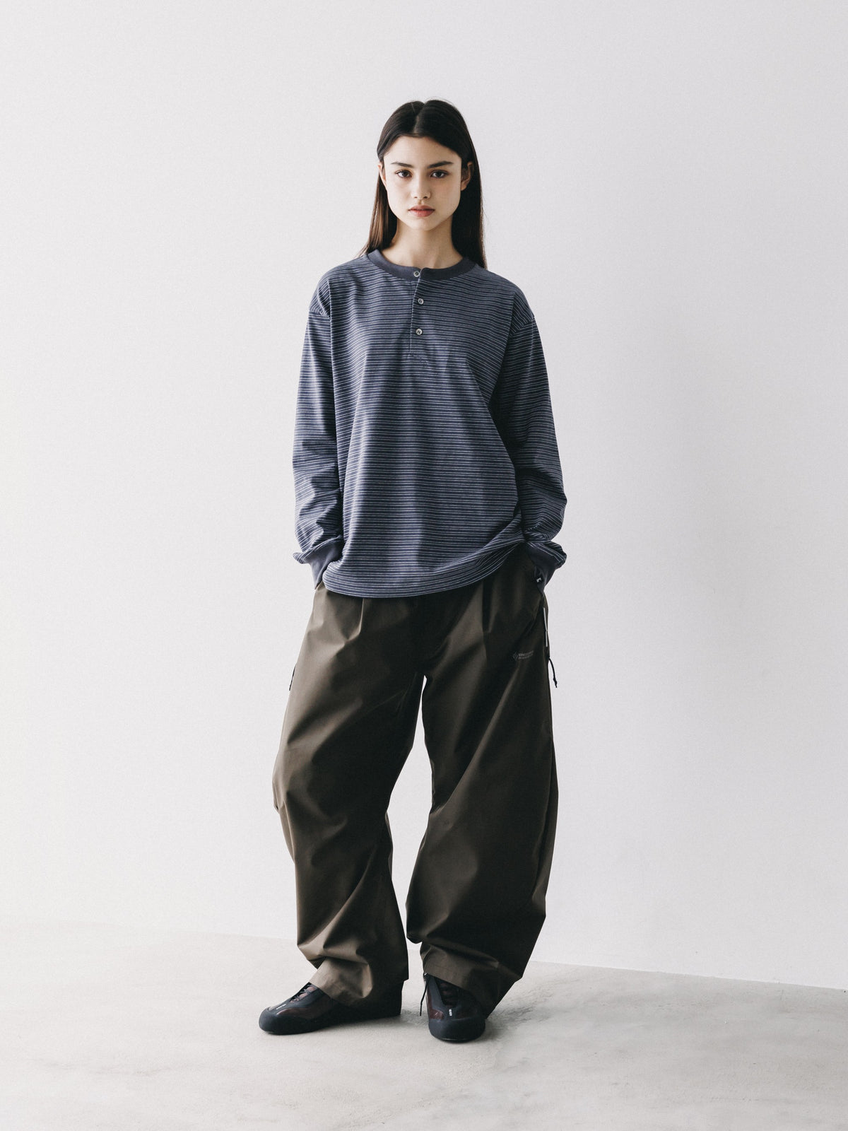 【10.14 WED 20:00- IN STOCK】 MICRO STRIPE HENLEY NECK L/S T-SHIRT WITH DRAWSTRINGS (GRAY)