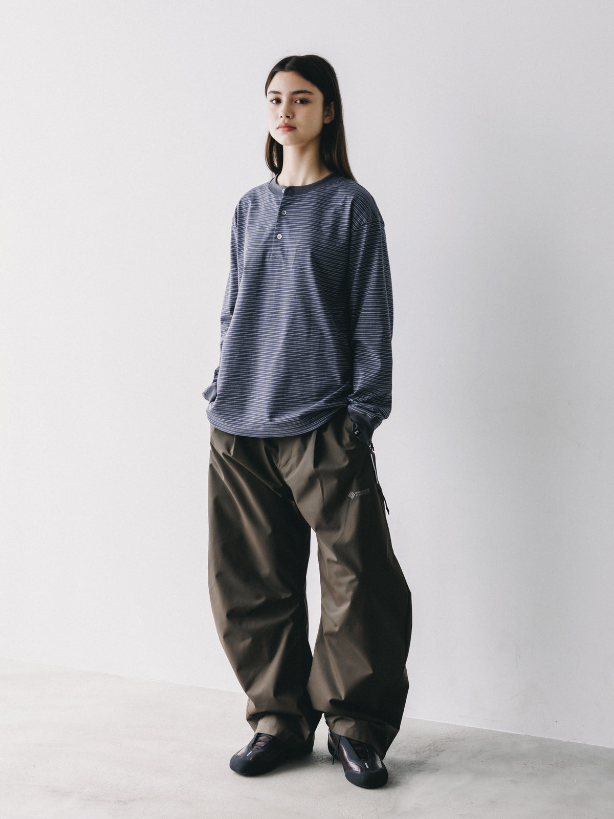 【10.14 WED 20:00- IN STOCK】 MICRO STRIPE HENLEY NECK L/S T-SHIRT WITH DRAWSTRINGS (GRAY)