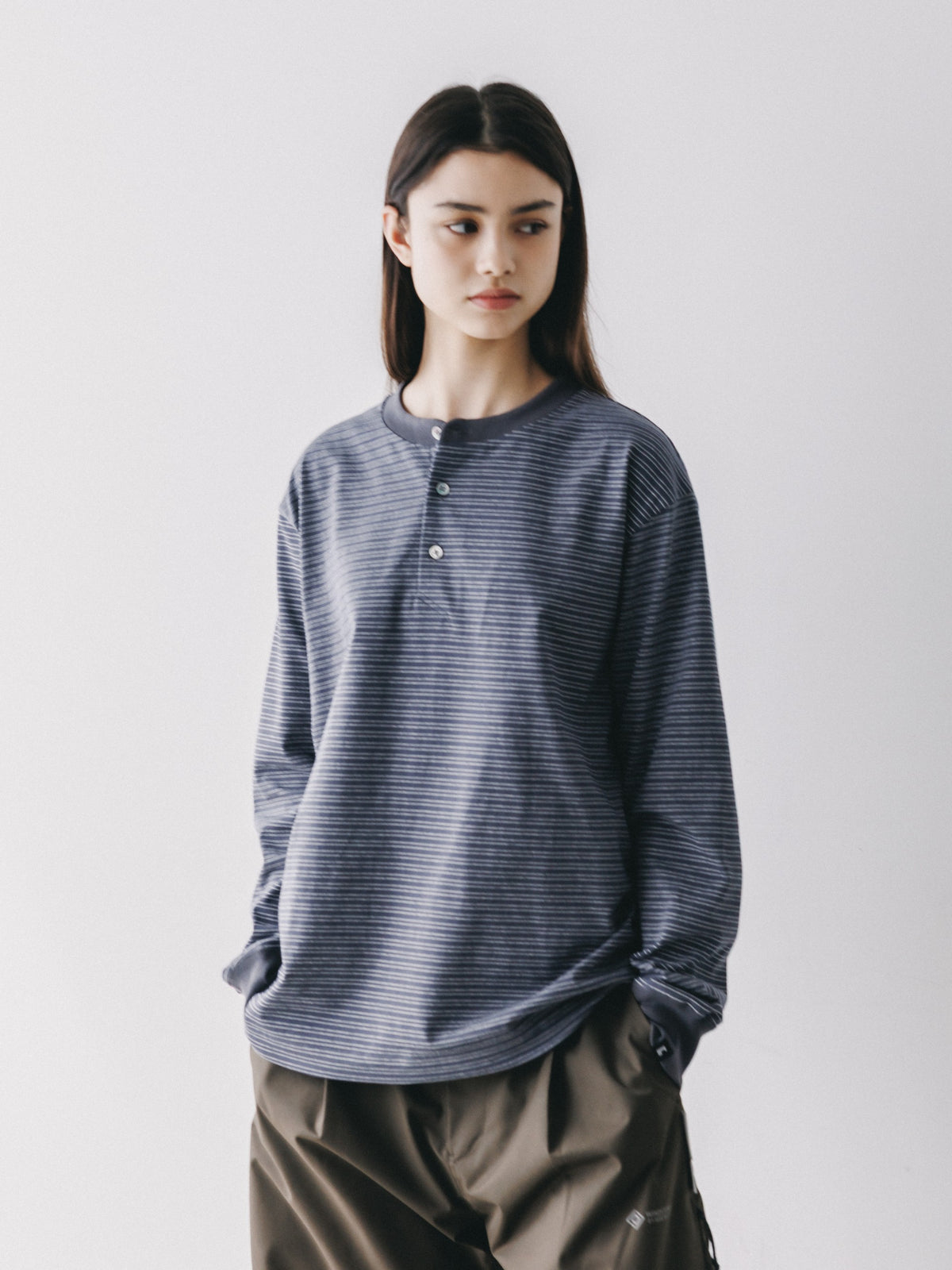 【10.14 WED 20:00- IN STOCK】 MICRO STRIPE HENLEY NECK L/S T-SHIRT WITH DRAWSTRINGS (GRAY)