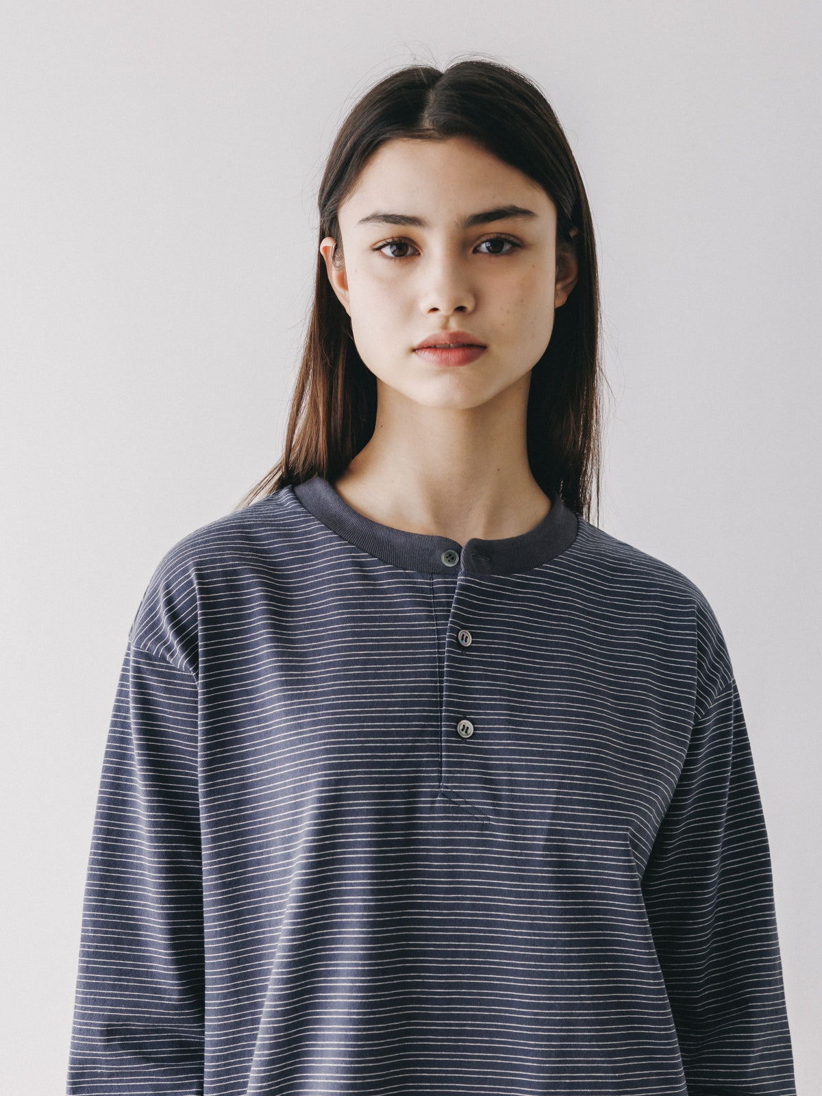 【10.14 WED 20:00- IN STOCK】 MICRO STRIPE HENLEY NECK L/S T-SHIRT WITH DRAWSTRINGS (GRAY)