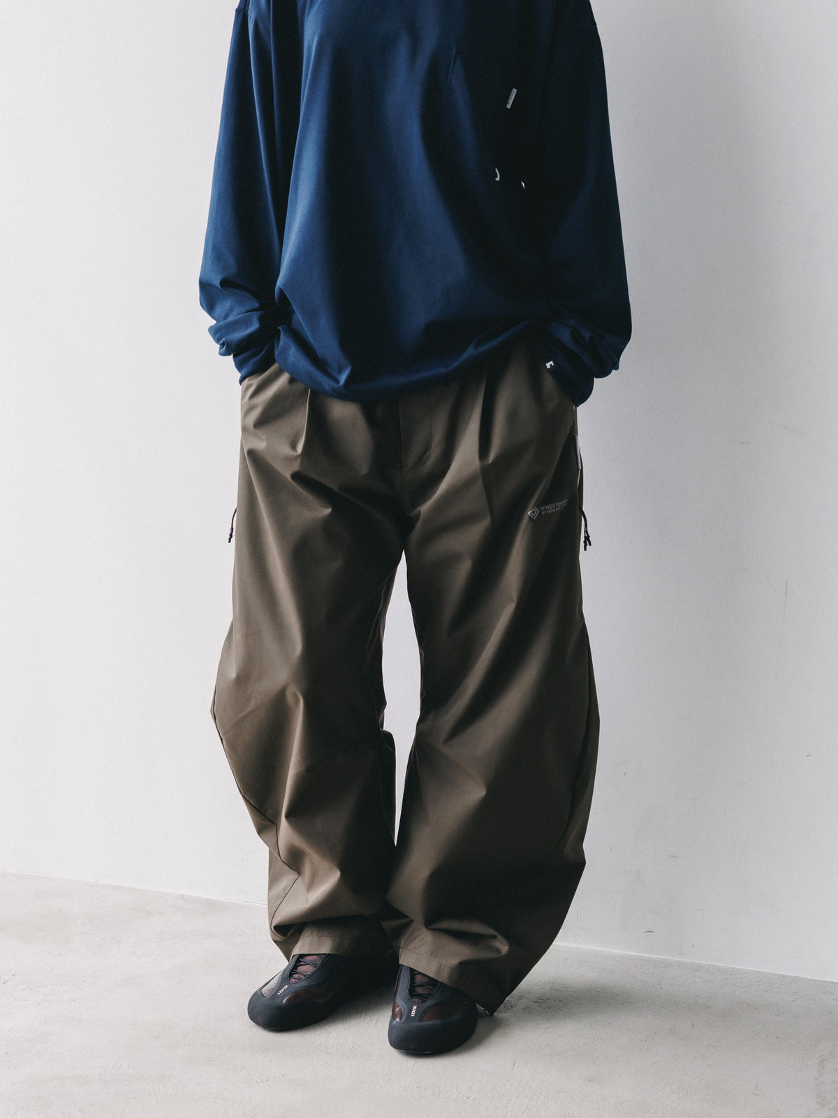 【10.17 SAT 20:00- IN STOCK】 +phenix WINDSTOPPER® by GORE-TEX LABS TWILL CITY BARREL LEG PANTS (URBAN BROWN)