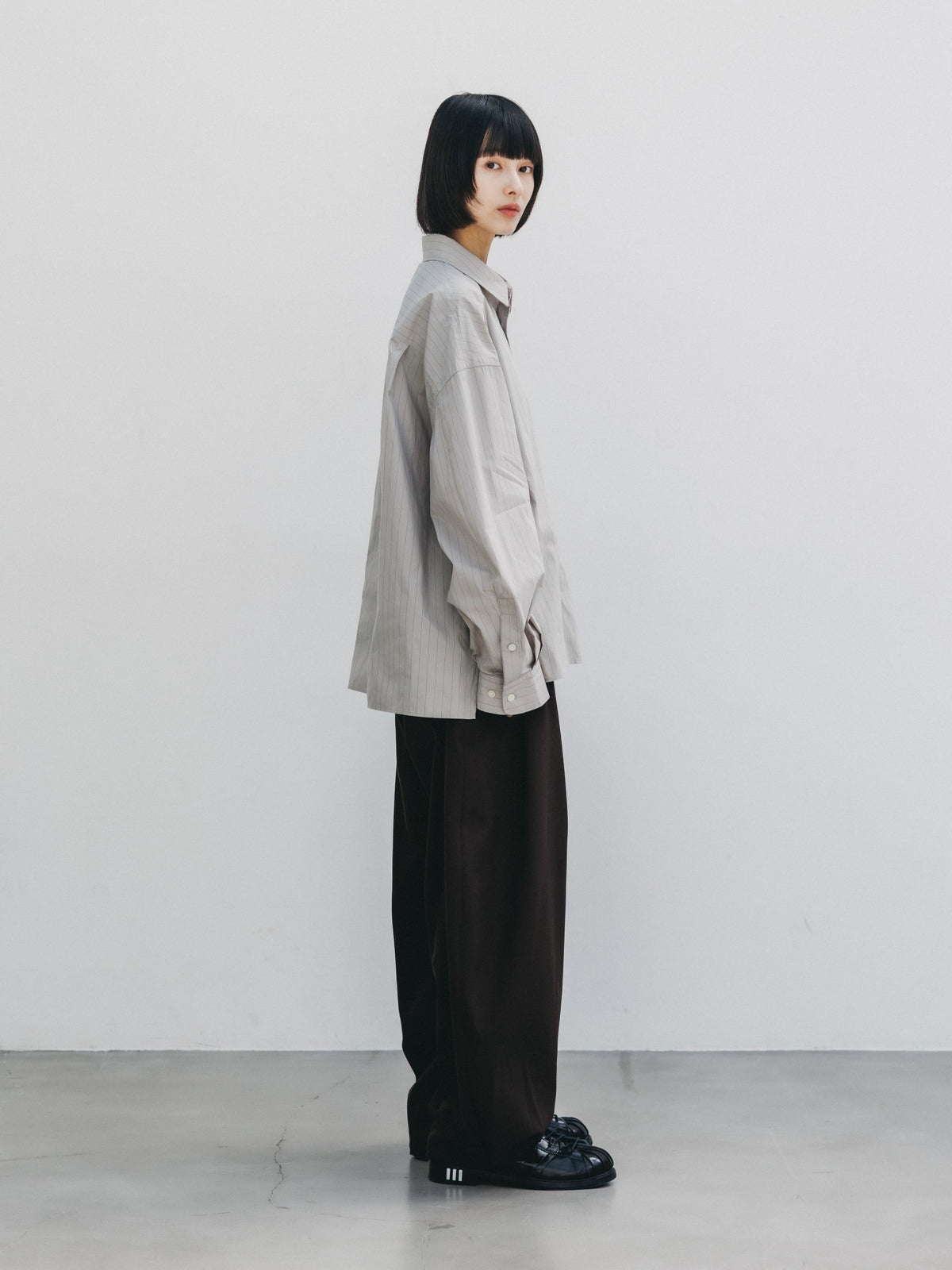 【10.14 WED 20:00- IN STOCK】 STRIPED EVERYDAY BOX FIT L/S SHIRT (GRAY STRIPE)