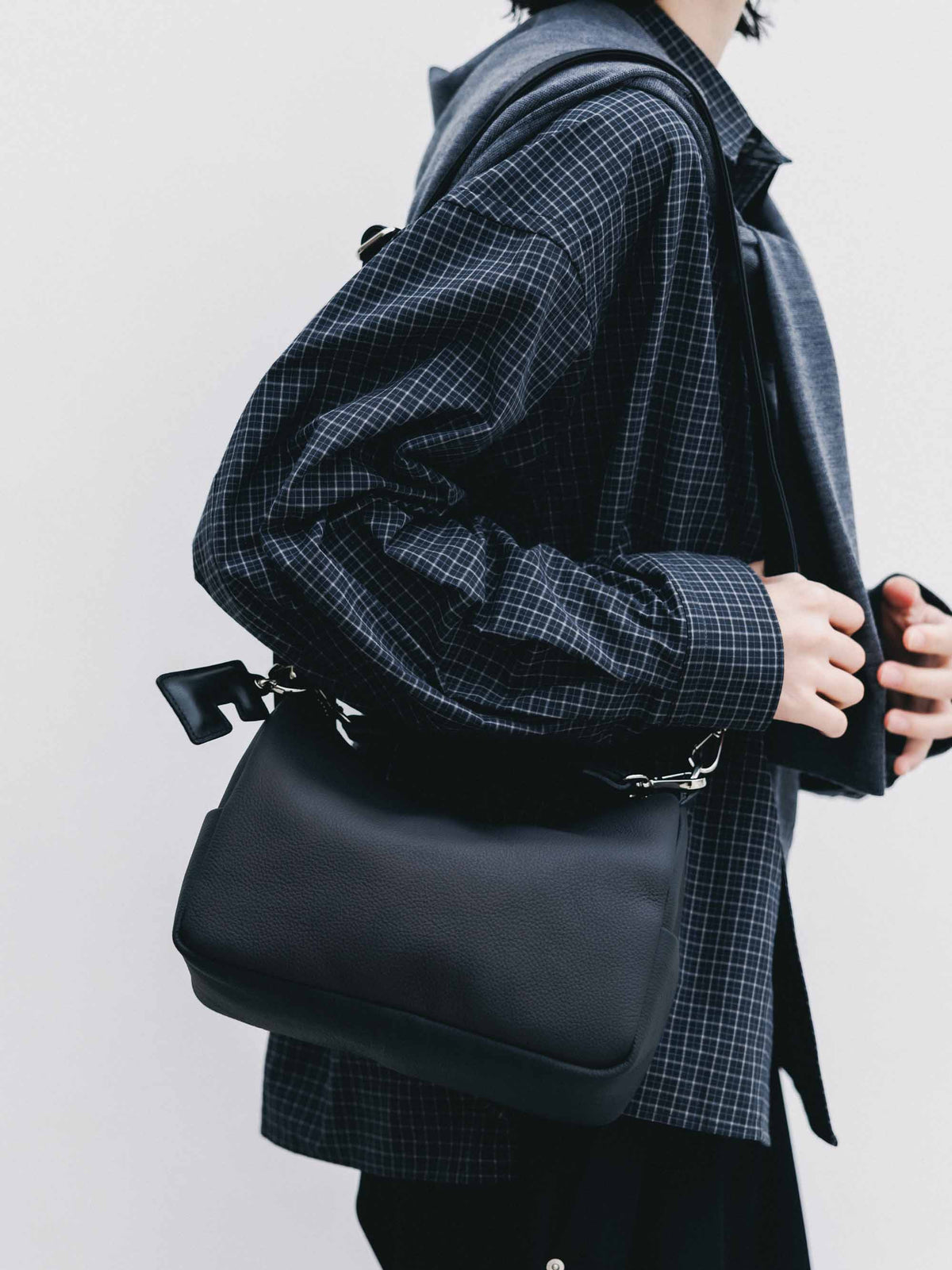 【9.30 WED 20:00- IN STOCK】GRAIN LEATHER DAYOFF BAG (BLACK)