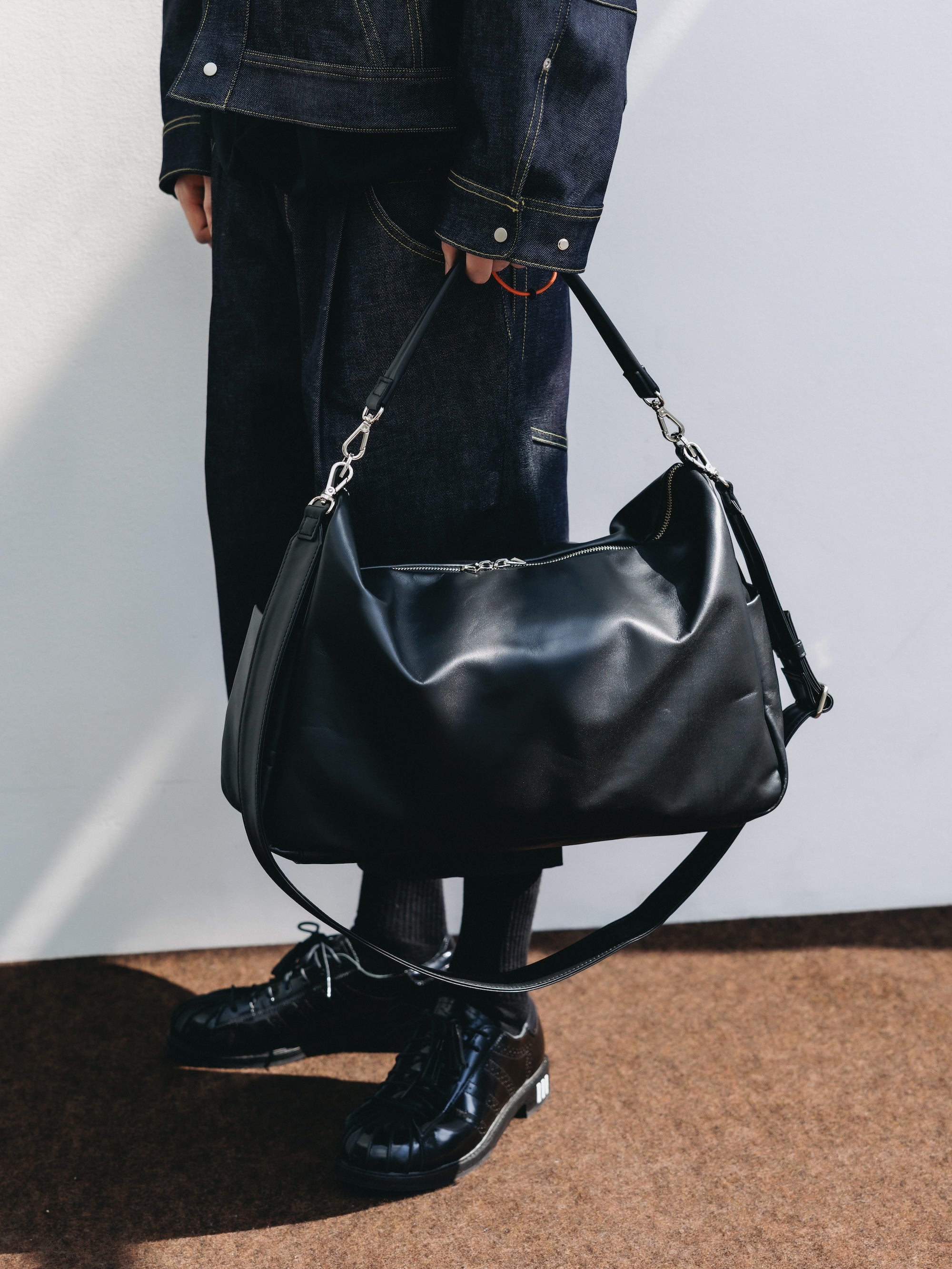 【6.17 WED 20:00- IN STOCK】LEATHER DAYOFF BAG LARGE (BLACK)