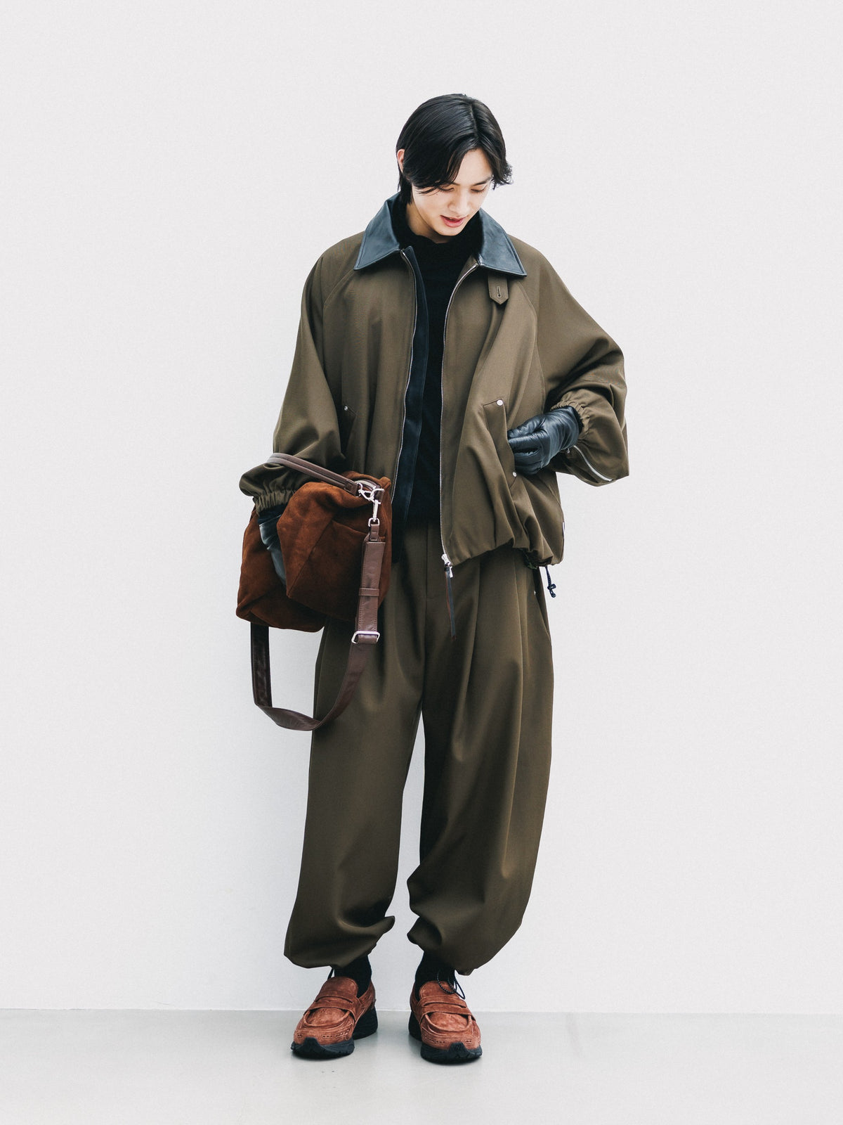 【10.7 WED 20:00- IN STOCK】 WOOL KERSEY CITY WIDE TAPERED BALLOON PANTS (OLIVE)