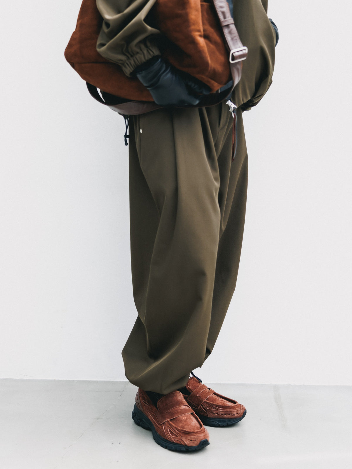 【10.7 WED 20:00- IN STOCK】 WOOL KERSEY CITY WIDE TAPERED BALLOON PANTS (OLIVE)