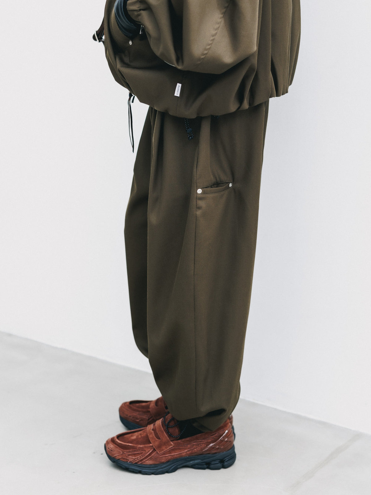 【10.7 WED 20:00- IN STOCK】 WOOL KERSEY CITY WIDE TAPERED BALLOON PANTS (OLIVE)
