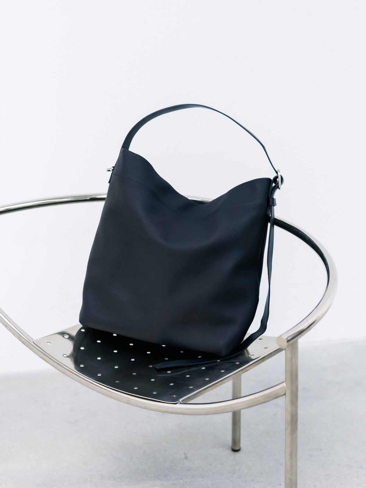 【9.30 WED 20:00- IN STOCK】GRAIN LEATHER EDITOR’S BAG (BLACK)