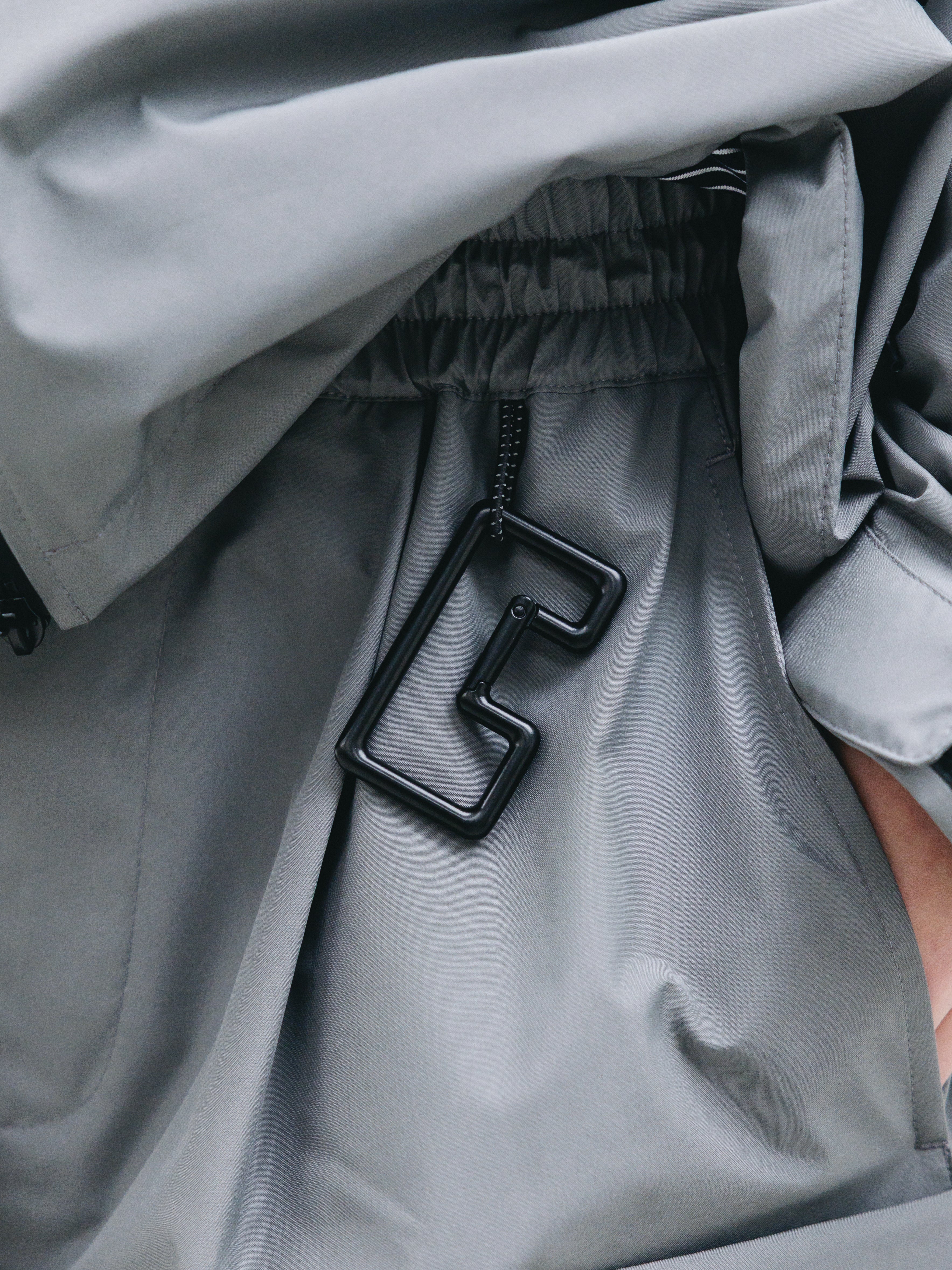 C” LOGO CARABINER (BLACK)