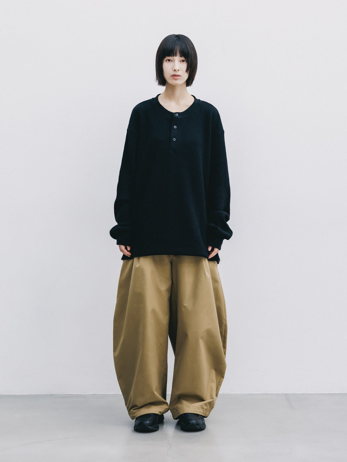 【10.28 WED 20:00- IN STOCK】 THERMAL HENLEY NECK L/S T-SHIRT WITH DRAWSTRINGS (BLACK)
