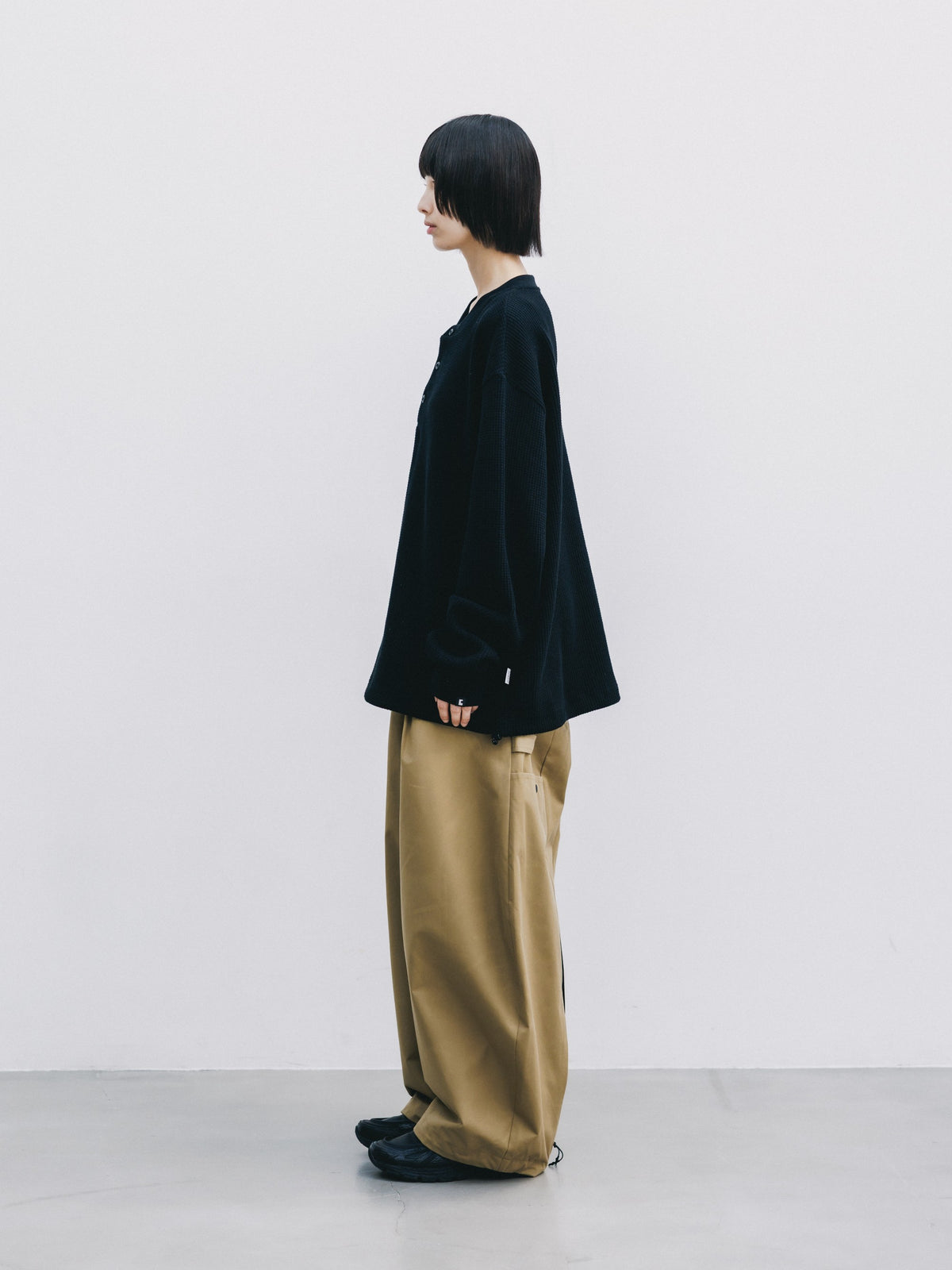 【10.28 WED 20:00- IN STOCK】 THERMAL HENLEY NECK L/S T-SHIRT WITH DRAWSTRINGS (BLACK)