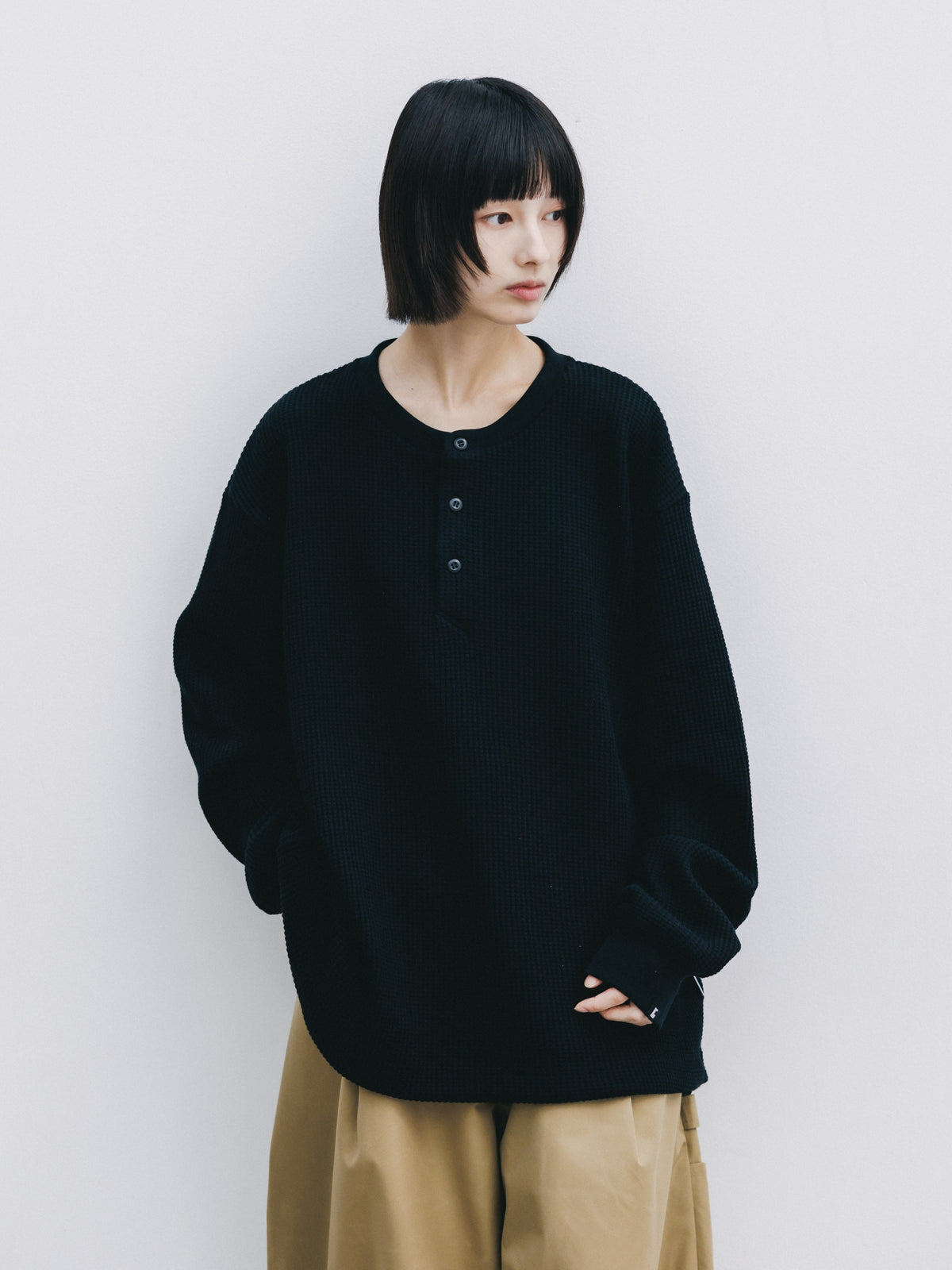 【10.28 WED 20:00- IN STOCK】 THERMAL HENLEY NECK L/S T-SHIRT WITH DRAWSTRINGS (BLACK)