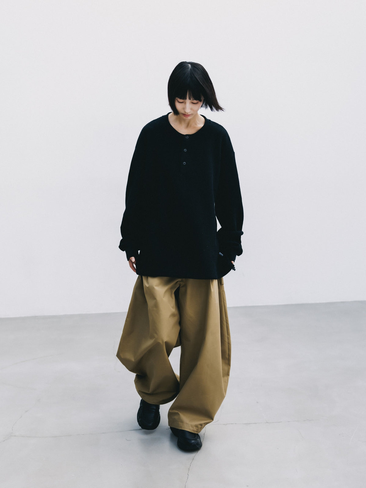 【10.28 WED 20:00- IN STOCK】 THERMAL HENLEY NECK L/S T-SHIRT WITH DRAWSTRINGS (BLACK)