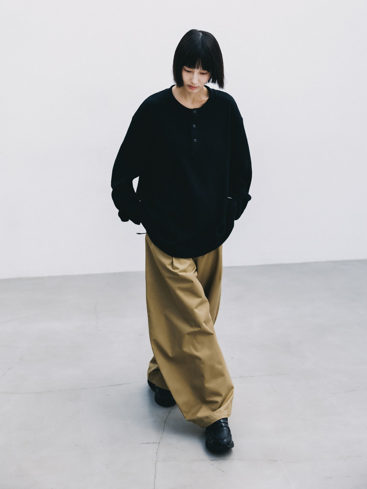 【10.28 WED 20:00- IN STOCK】 THERMAL HENLEY NECK L/S T-SHIRT WITH DRAWSTRINGS (BLACK)