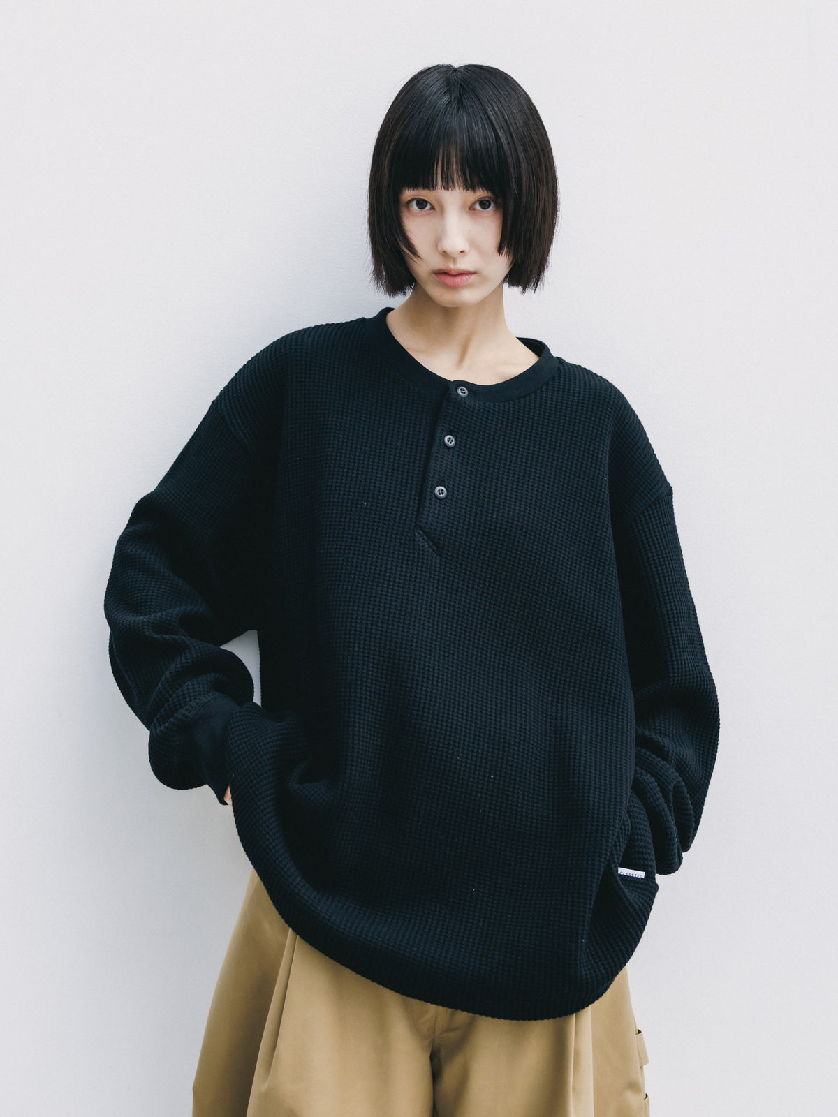 【10.28 WED 20:00- IN STOCK】 THERMAL HENLEY NECK L/S T-SHIRT WITH DRAWSTRINGS (BLACK)