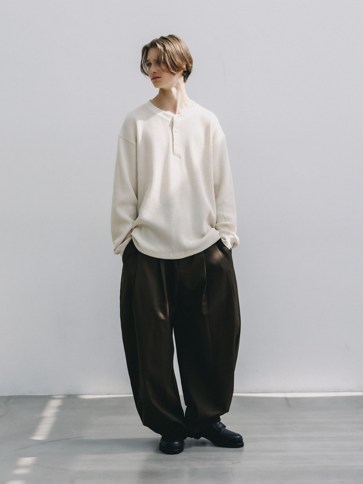 【10.28 WED 20:00- IN STOCK】 THERMAL HENLEY NECK L/S T-SHIRT WITH DRAWSTRINGS (IVORY)