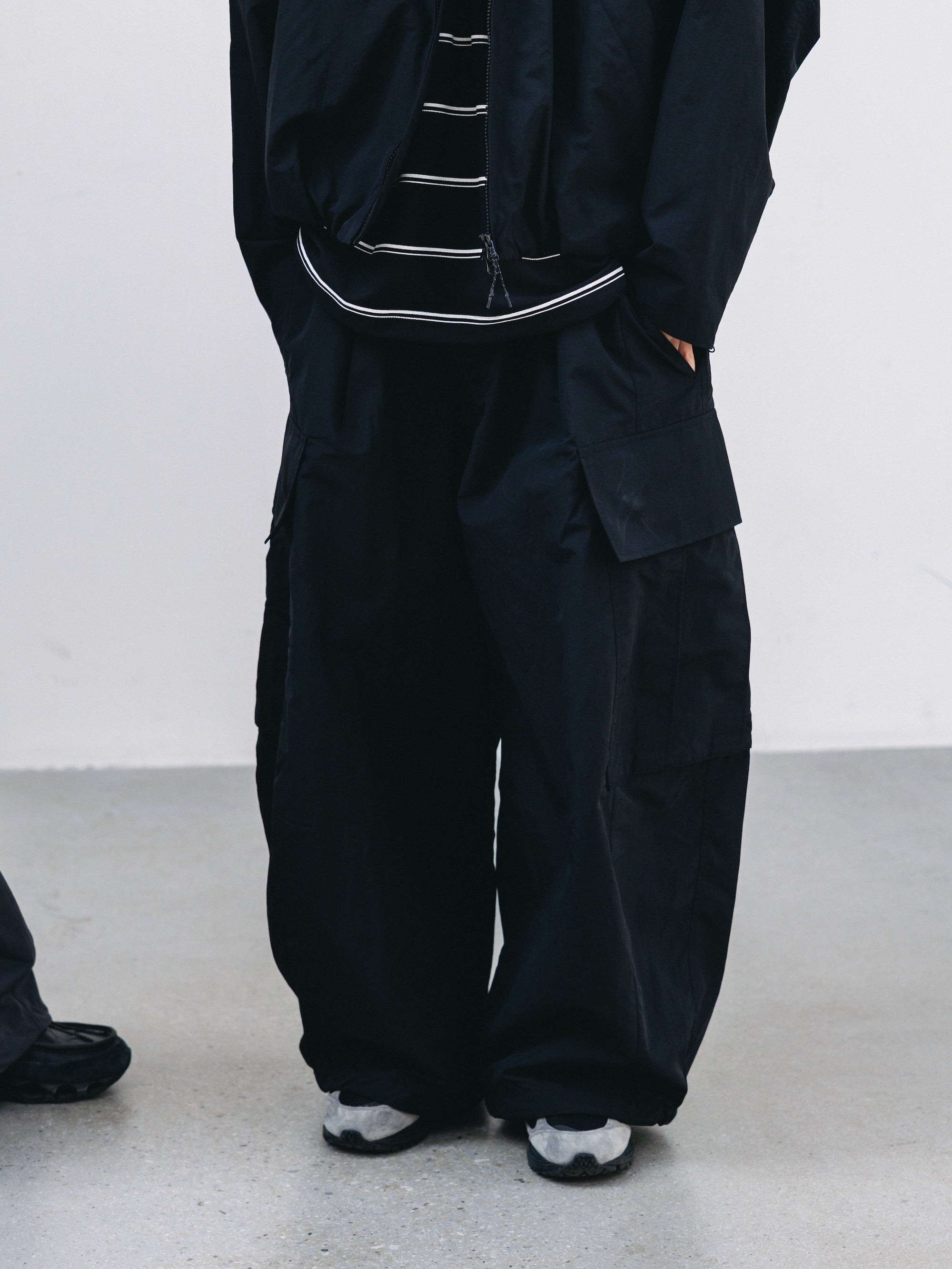 【3.11 WED 20:00- IN STOCK】ACTIVE CITY MEGA POCKET BALLOON CARGO PANTS (BLACK)