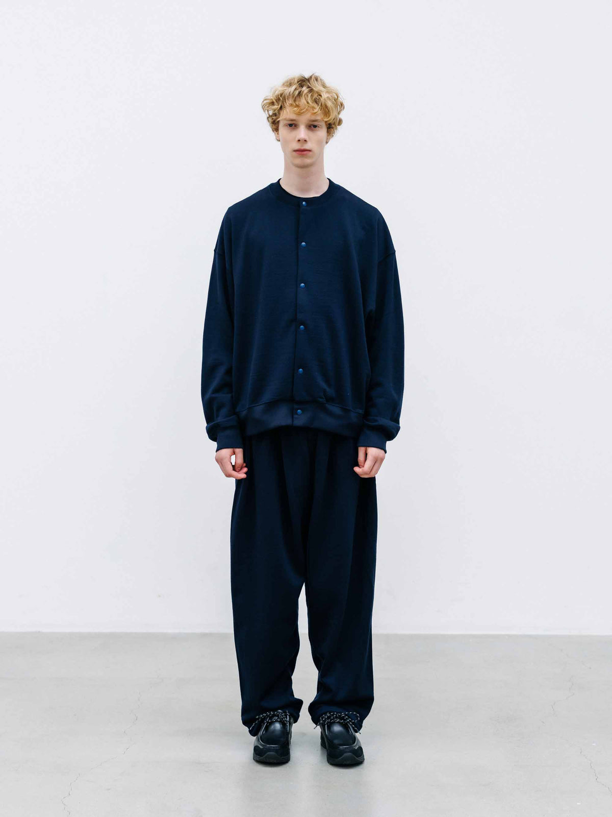 【10.14 WED 20:00- IN STOCK】 WOOL SWEAT CREW NECK CARDIGAN (NAVY)