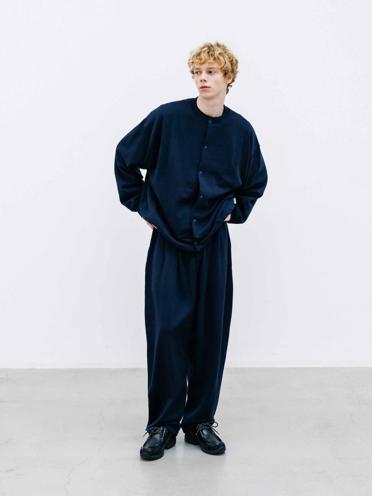 【10.14 WED 20:00- IN STOCK】 WOOL SWEAT CREW NECK CARDIGAN (NAVY)