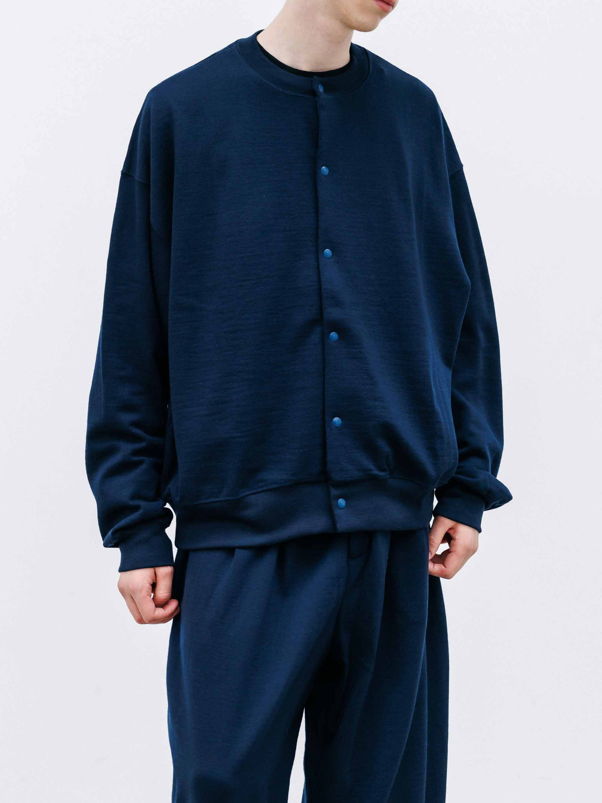 【10.14 WED 20:00- IN STOCK】 WOOL SWEAT CREW NECK CARDIGAN (NAVY)
