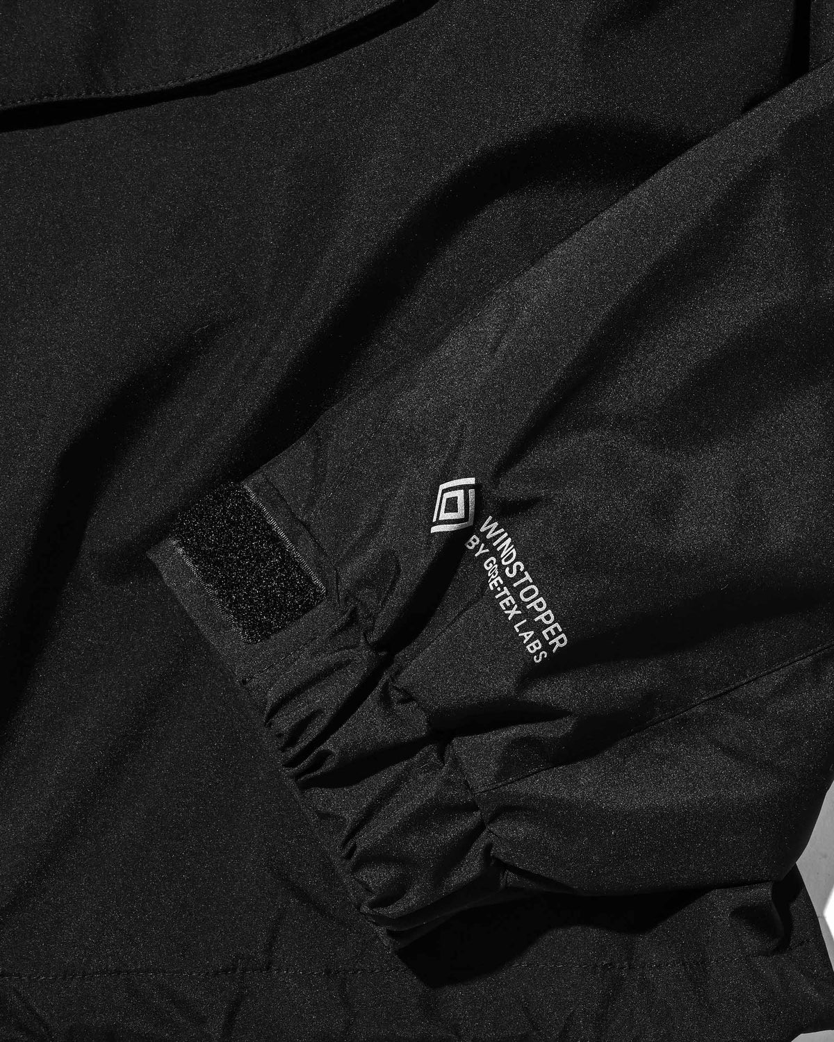 【9.26 SAT 20:00- IN STOCK】+phenix WINDSTOPPER® by GORE-TEX LABS CITY HYDRO SHED JACKET (BLACK)
