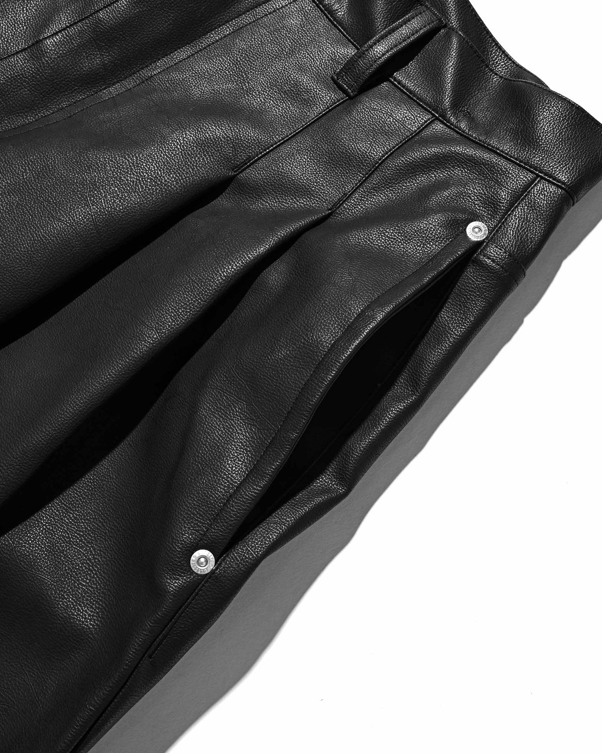 【9.16 WED 20:00- IN STOCK】SYNTHETIC SKIN-TEX CITY BAGGY HALF PANTS (BLACK)
