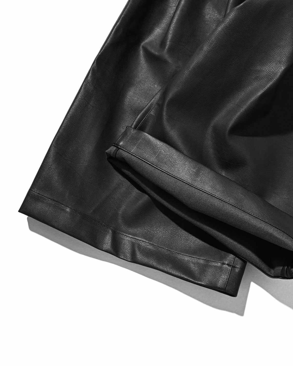 【9.16 WED 20:00- IN STOCK】SYNTHETIC SKIN-TEX CITY BAGGY HALF PANTS (BLACK)