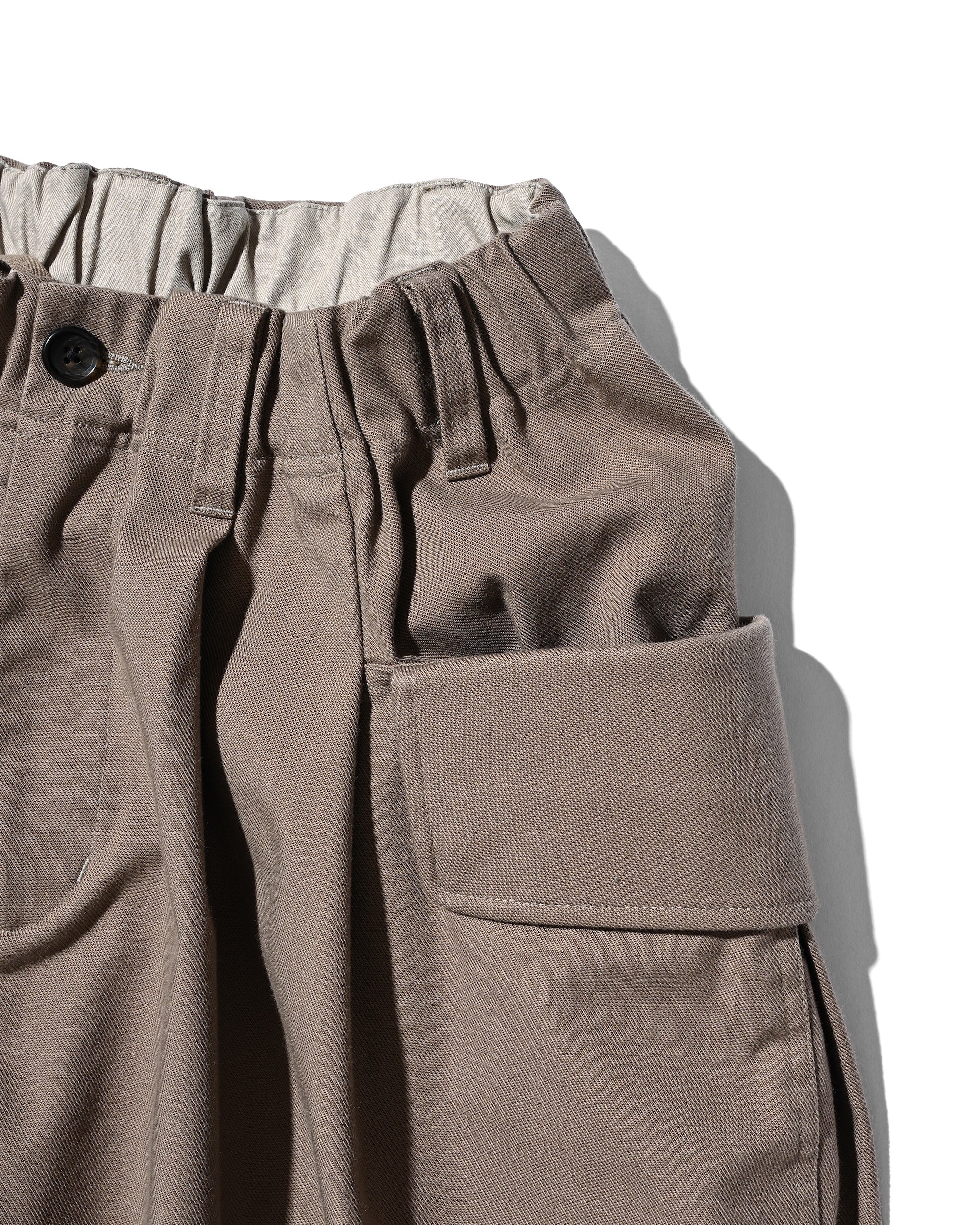 【4.25 SAT 20:00- IN STOCK】SIDE FLAP CURVE PANTS (MOCHA)