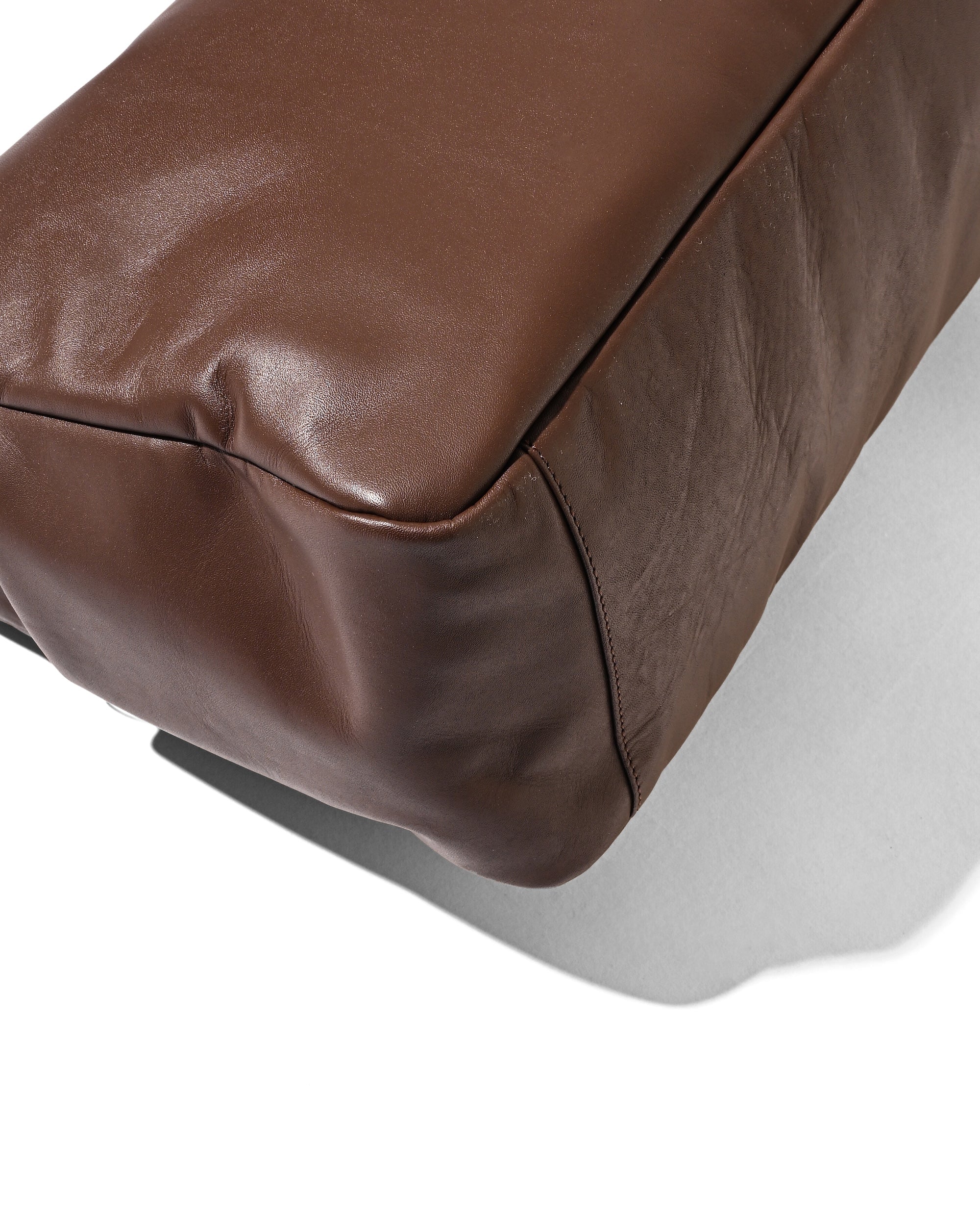 【6.17 WED 20:00- IN STOCK】LEATHER DAYOFF BAG LARGE (BROWN)