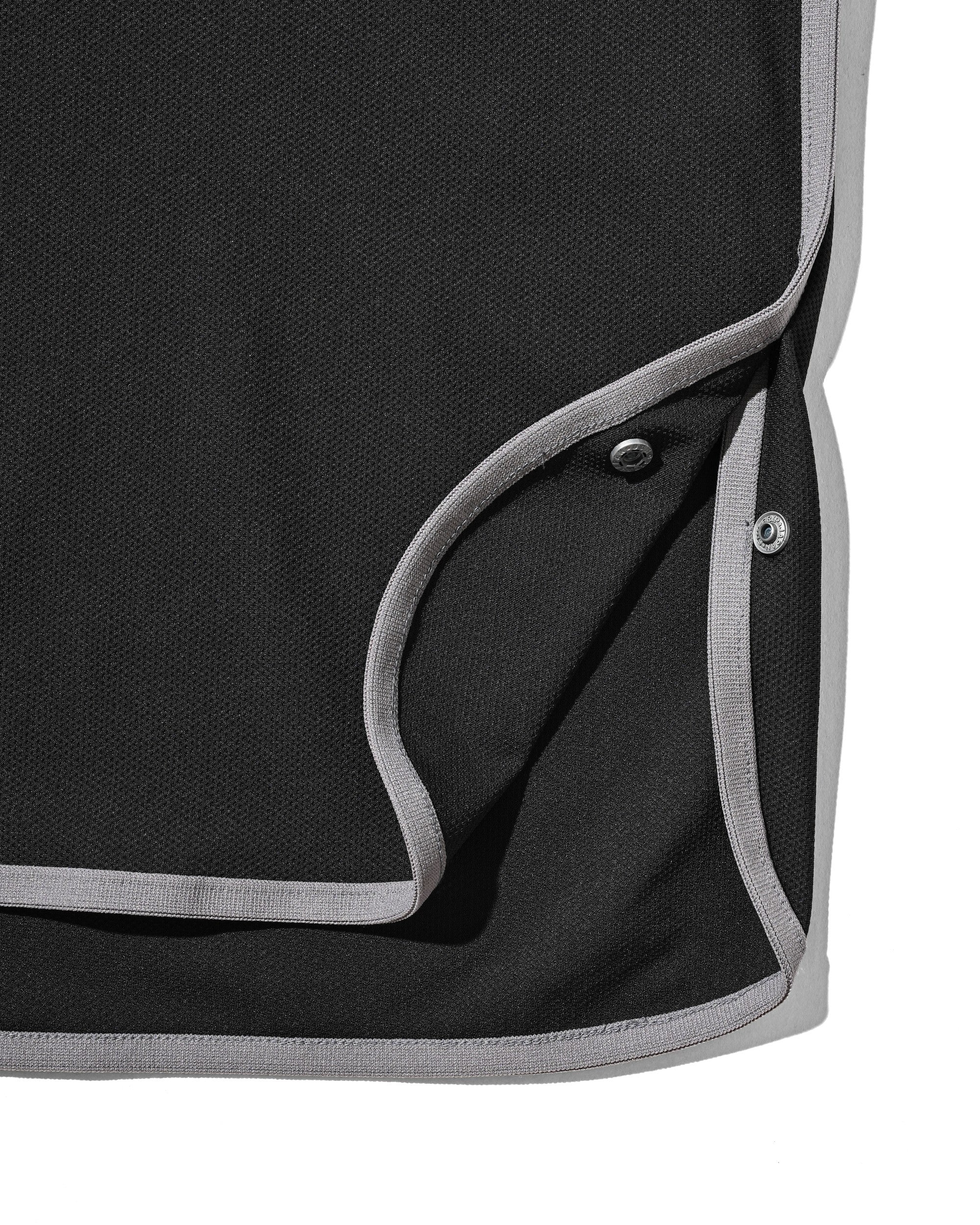 【6.24 WED 20:00- IN STOCK】TECH TEXTURED CITY S/S POLO (CHARCOAL GRAY)