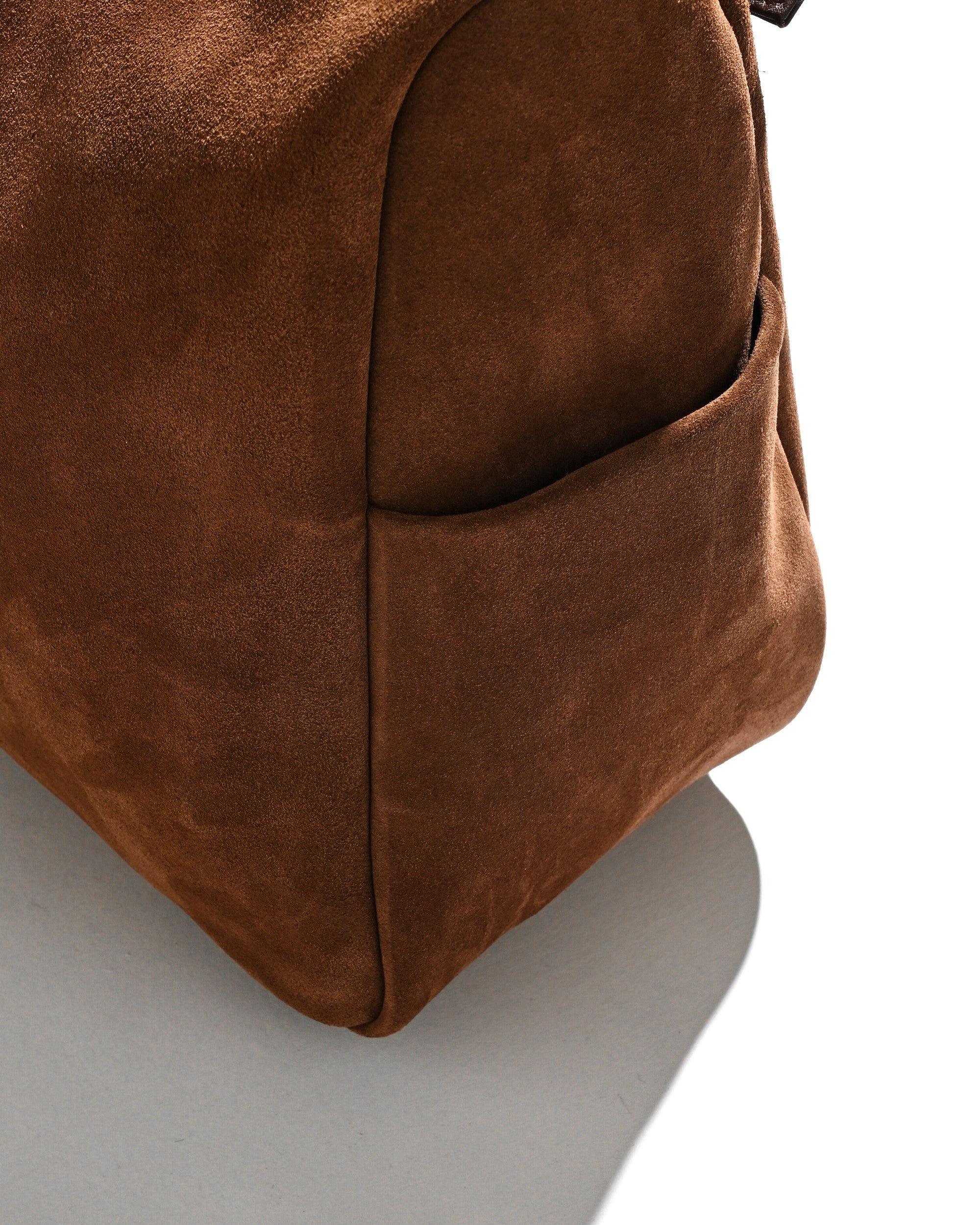 SUEDE DAYOFF BAG LARGE (BROWN)