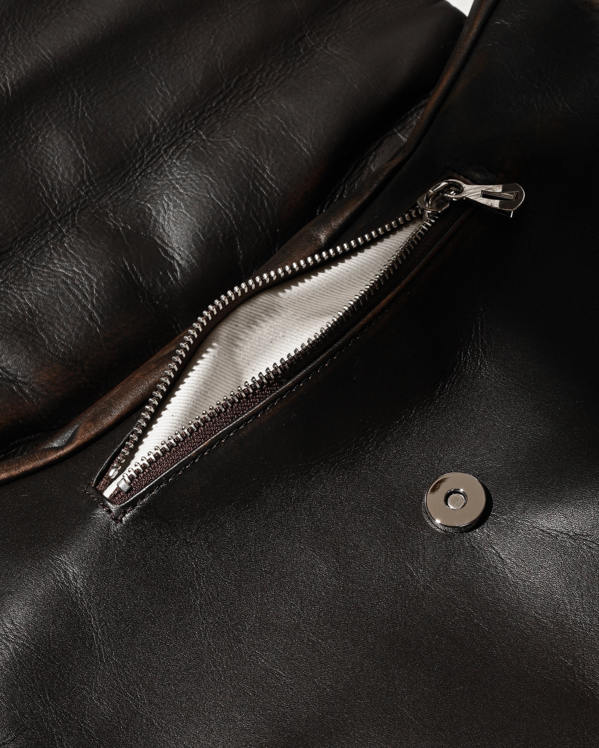 【12.10 WED 20:00- IN STOCK】VINTAGE LEATHER PADDED FLAP HOLIDAY BAG (BROWN)