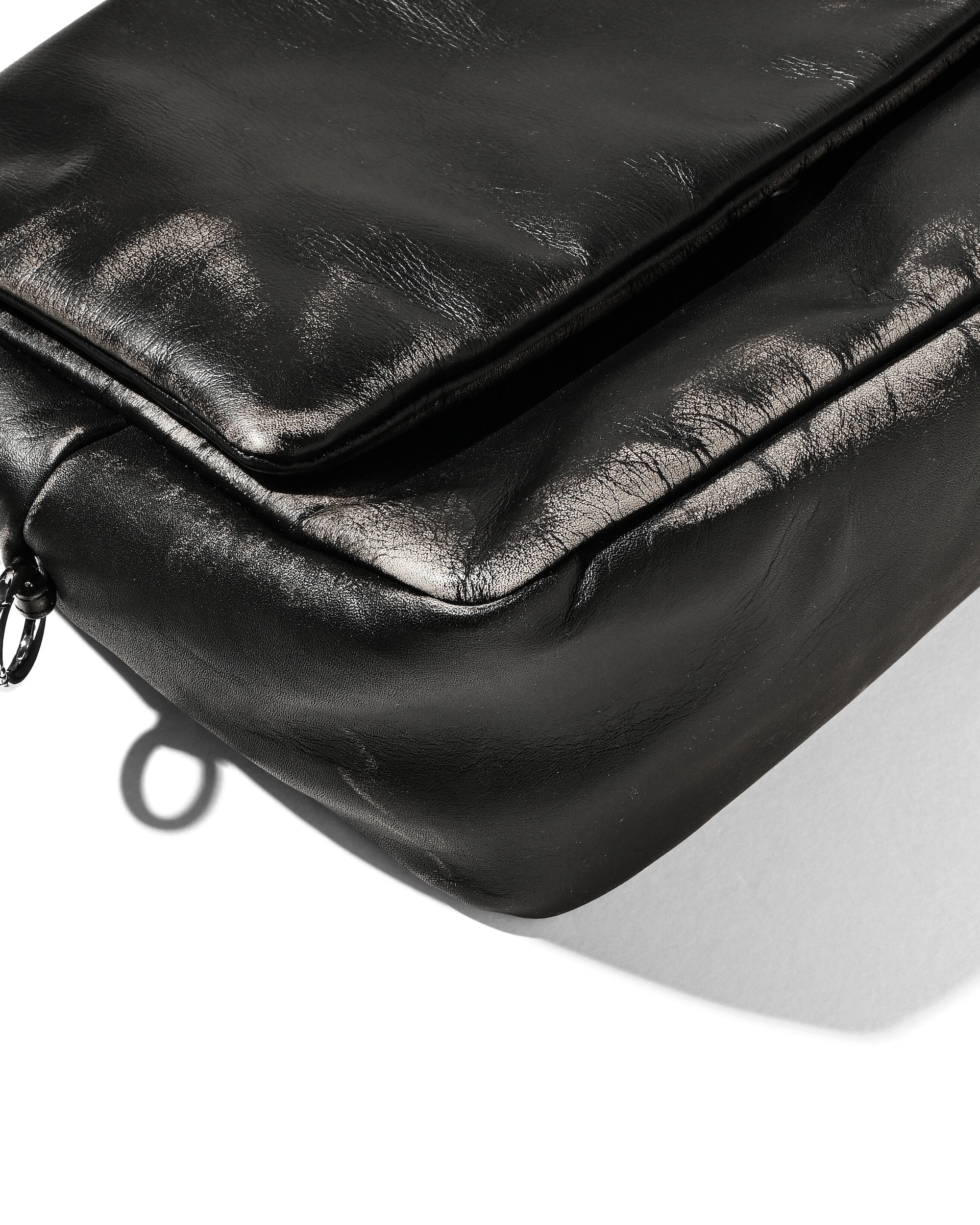 VINTAGE LEATHER PADDED FLAP HOLIDAY BAG (BLACK)