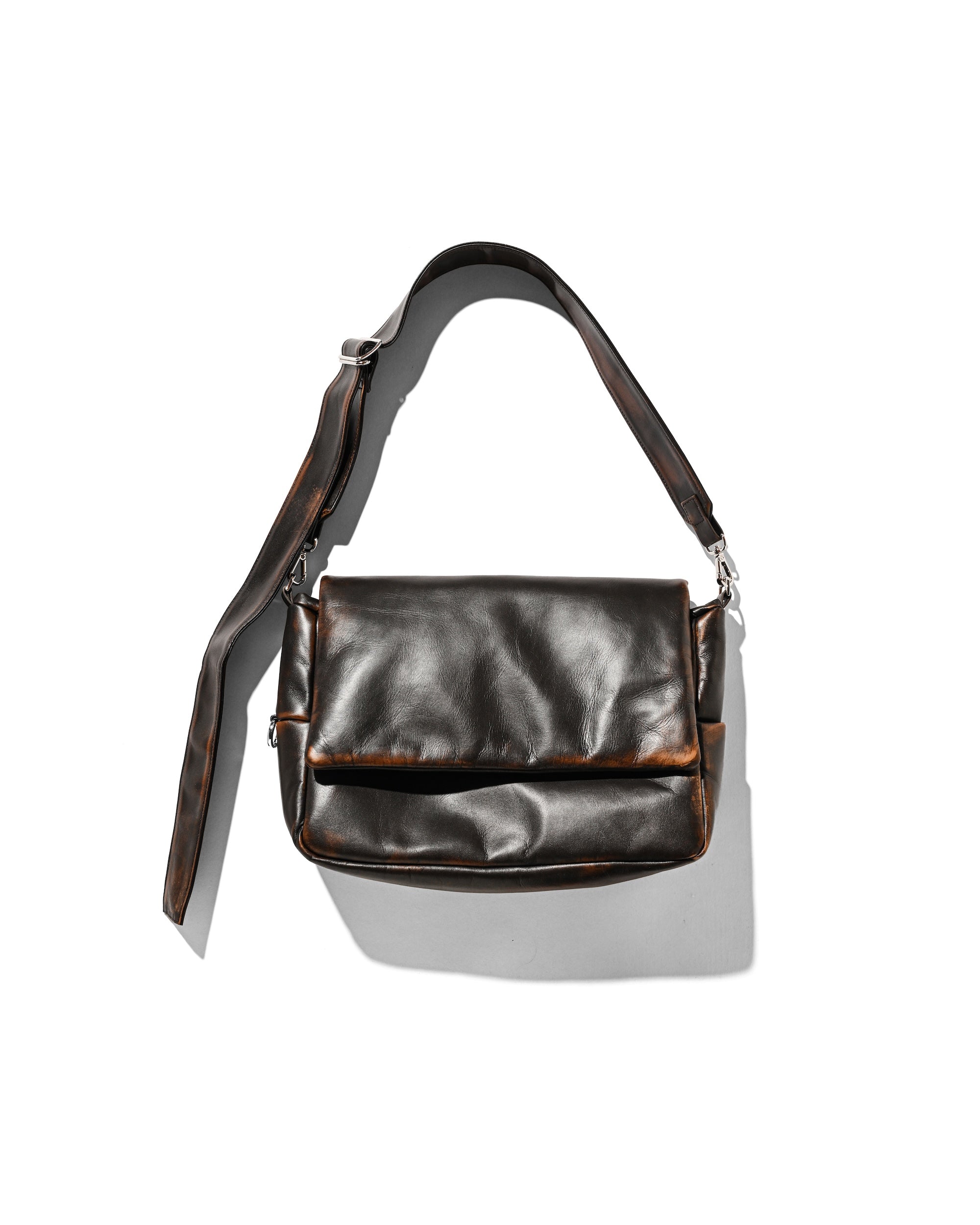 VINTAGE LEATHER PADDED FLAP HOLIDAY BAG (BROWN)