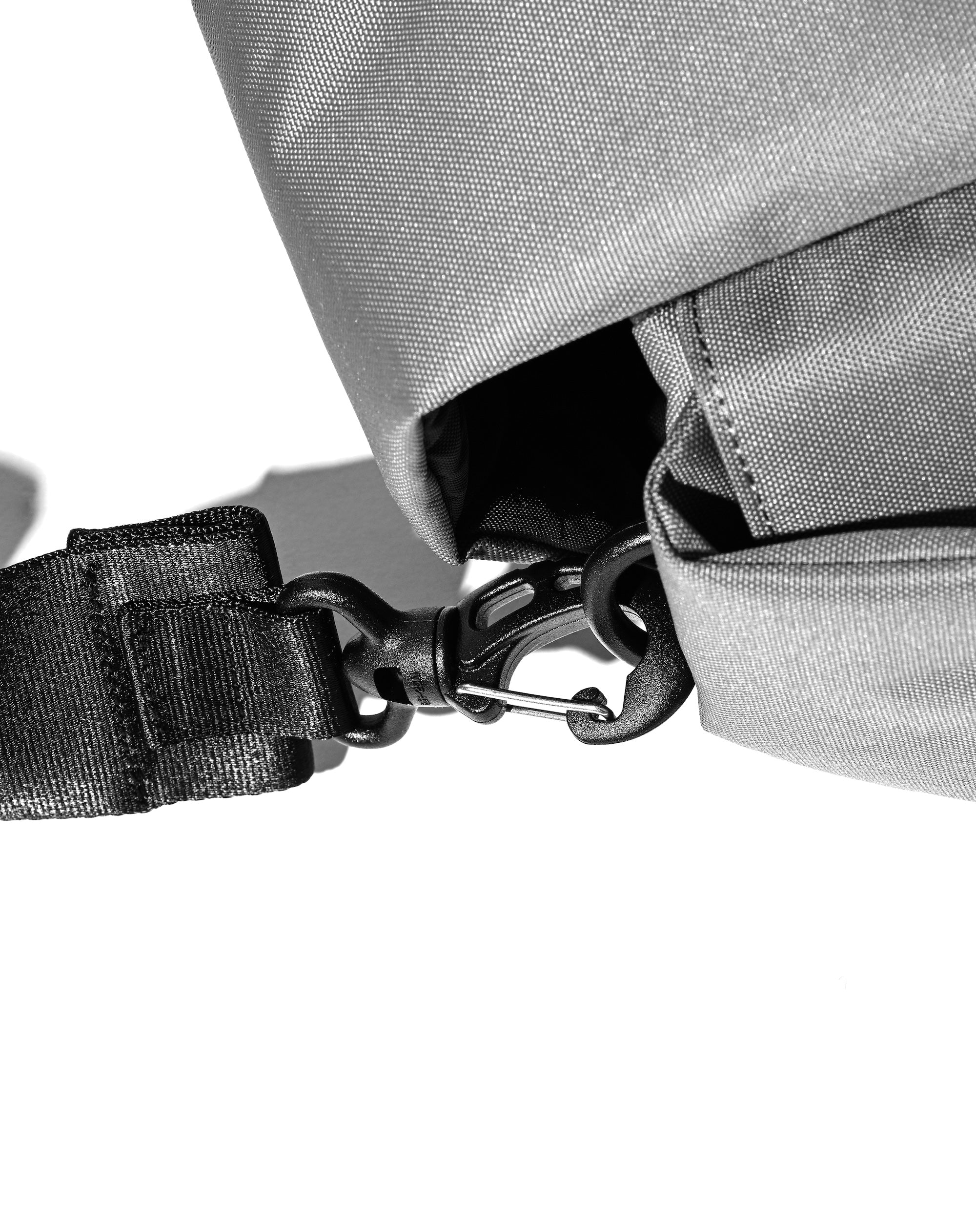 【6.13 SAT 20:00- IN STOCK】JOURNEY CROSS MESSENGER BAG (GRAY)