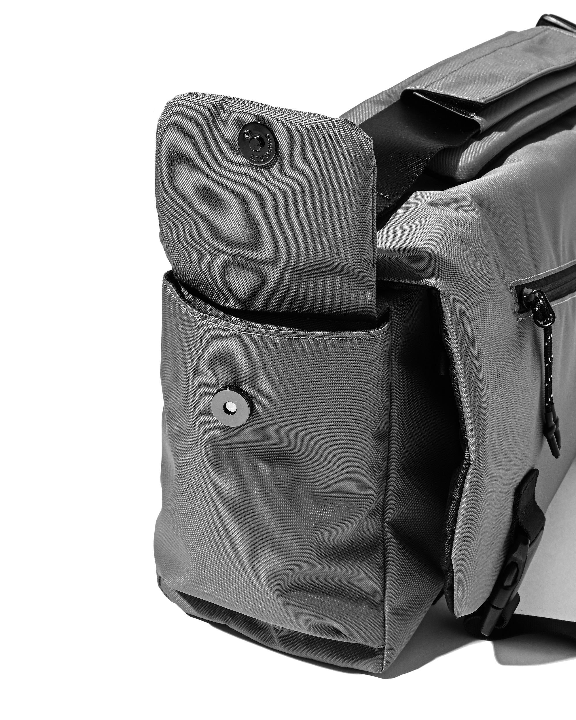 【6.13 SAT 20:00- IN STOCK】JOURNEY CROSS MESSENGER BAG (GRAY)