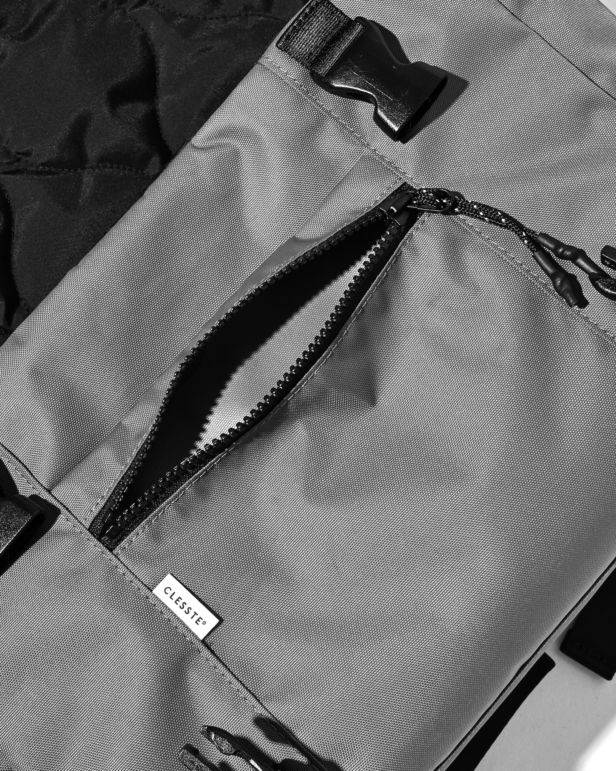 【6.13 SAT 20:00- IN STOCK】JOURNEY CROSS MESSENGER BAG (GRAY)